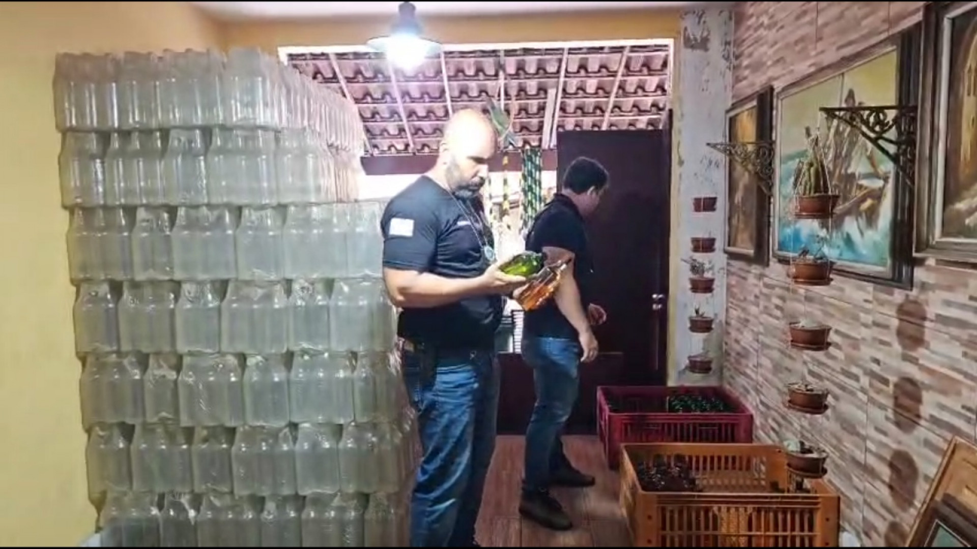 Agentes apreenderam embalagens de bebidas em depósitos na Zona Norte e Baixada Fluminense - Reprodução