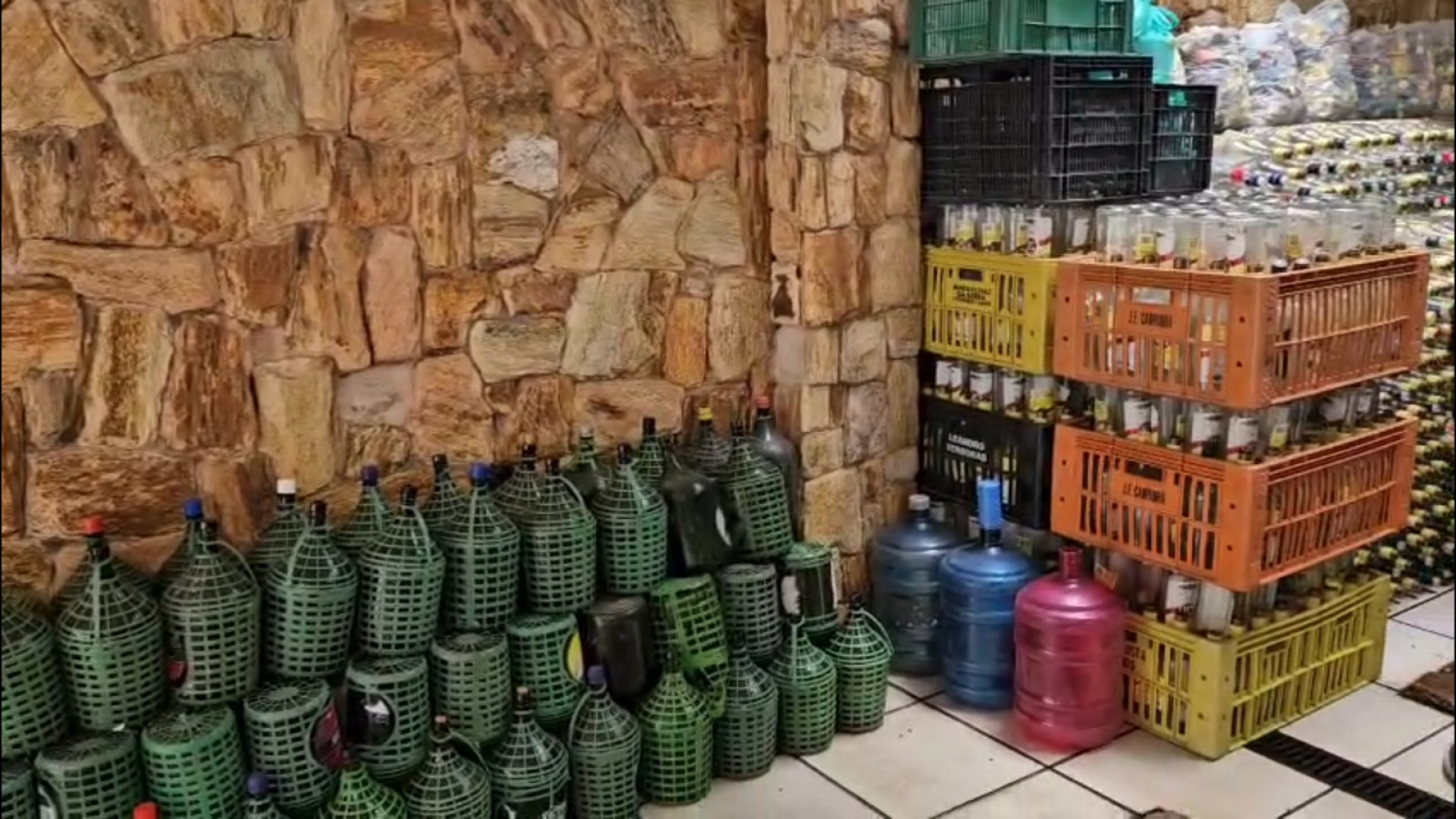 Agentes apreenderam embalagens de bebidas em depósitos na Zona Norte e Baixada Fluminense - Reprodução