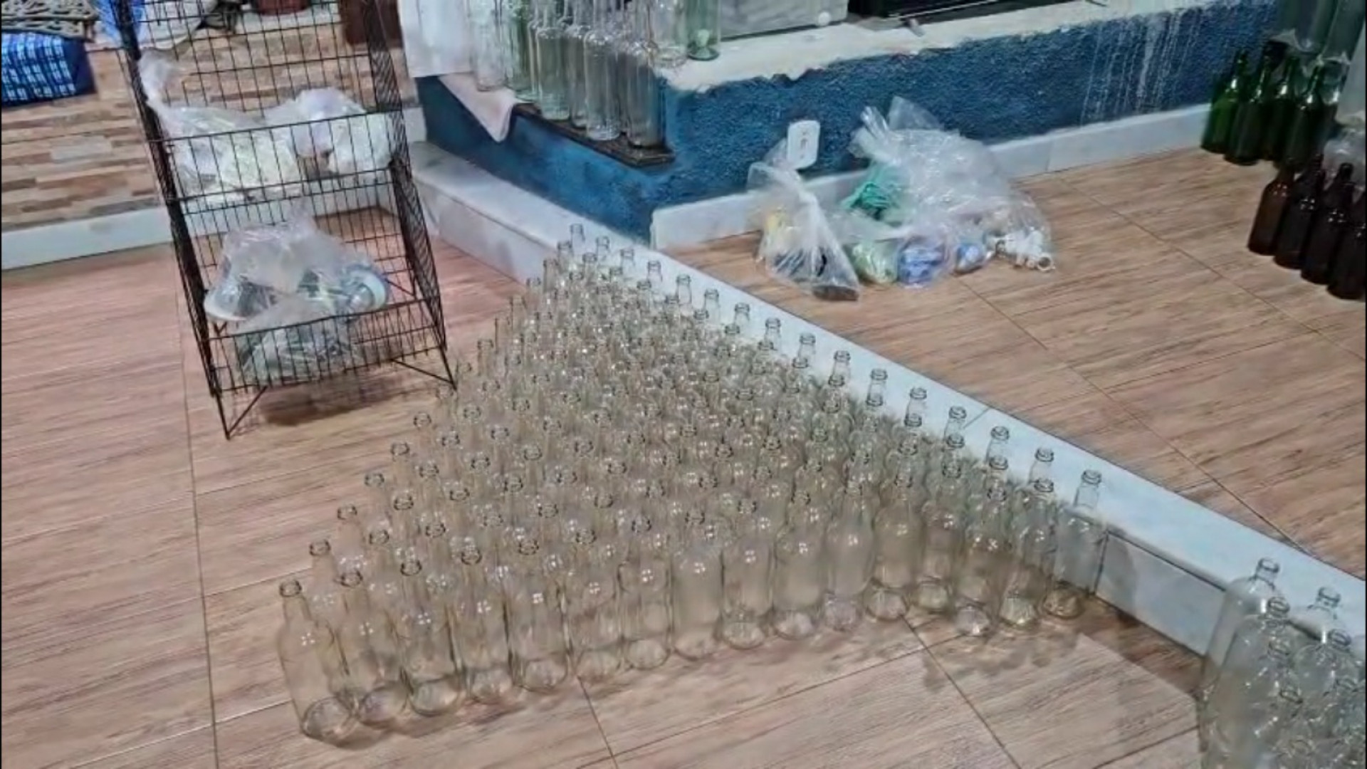 Agentes apreenderam embalagens de bebidas em depósitos na Zona Norte e Baixada Fluminense - Reprodução