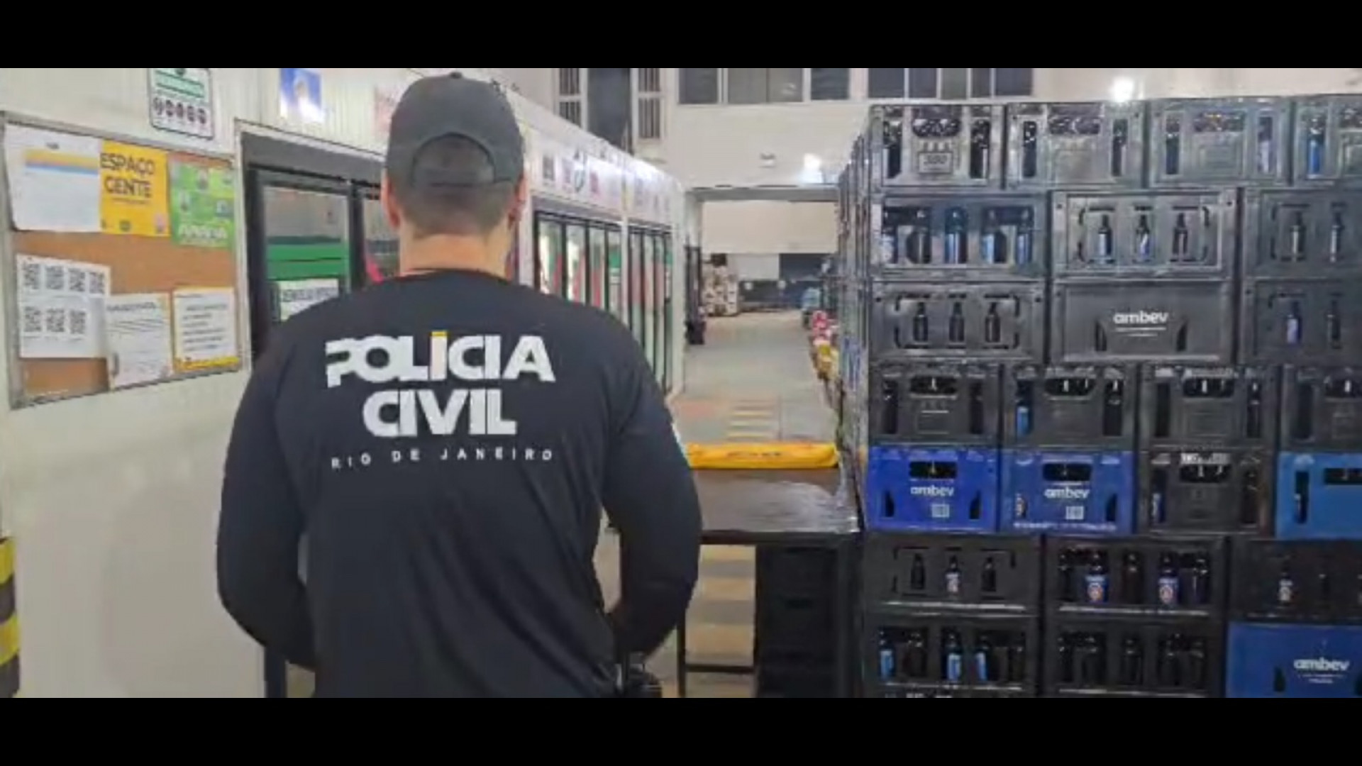 Agentes apreenderam embalagens de bebidas em depósitos na Zona Norte e Baixada Fluminense - Reprodução