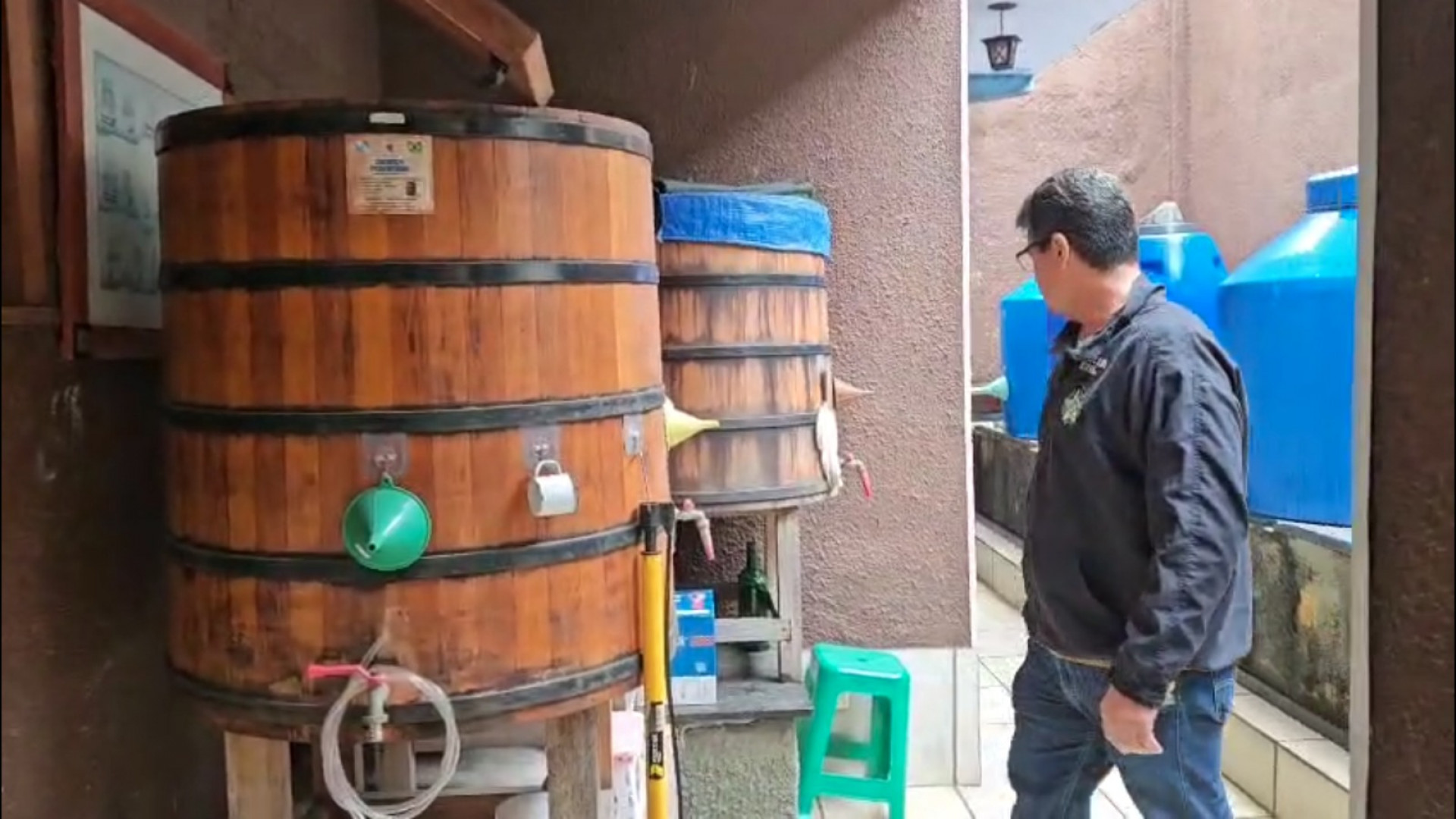 Agentes apreenderam embalagens de bebidas em depósitos na Zona Norte e Baixada Fluminense - Reprodução