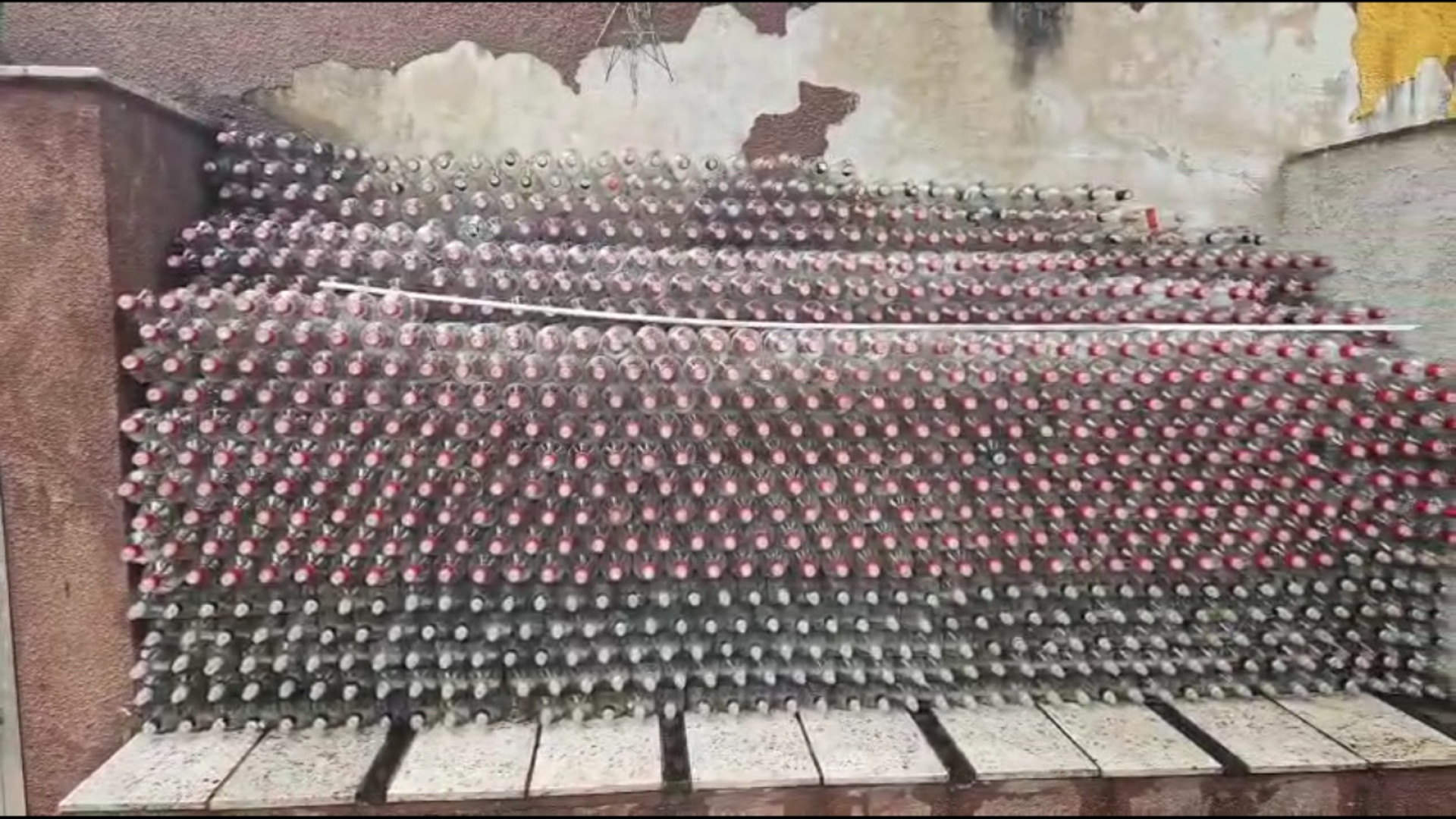 Agentes apreenderam embalagens de bebidas em depósitos na Zona Norte e Baixada Fluminense - Reprodução