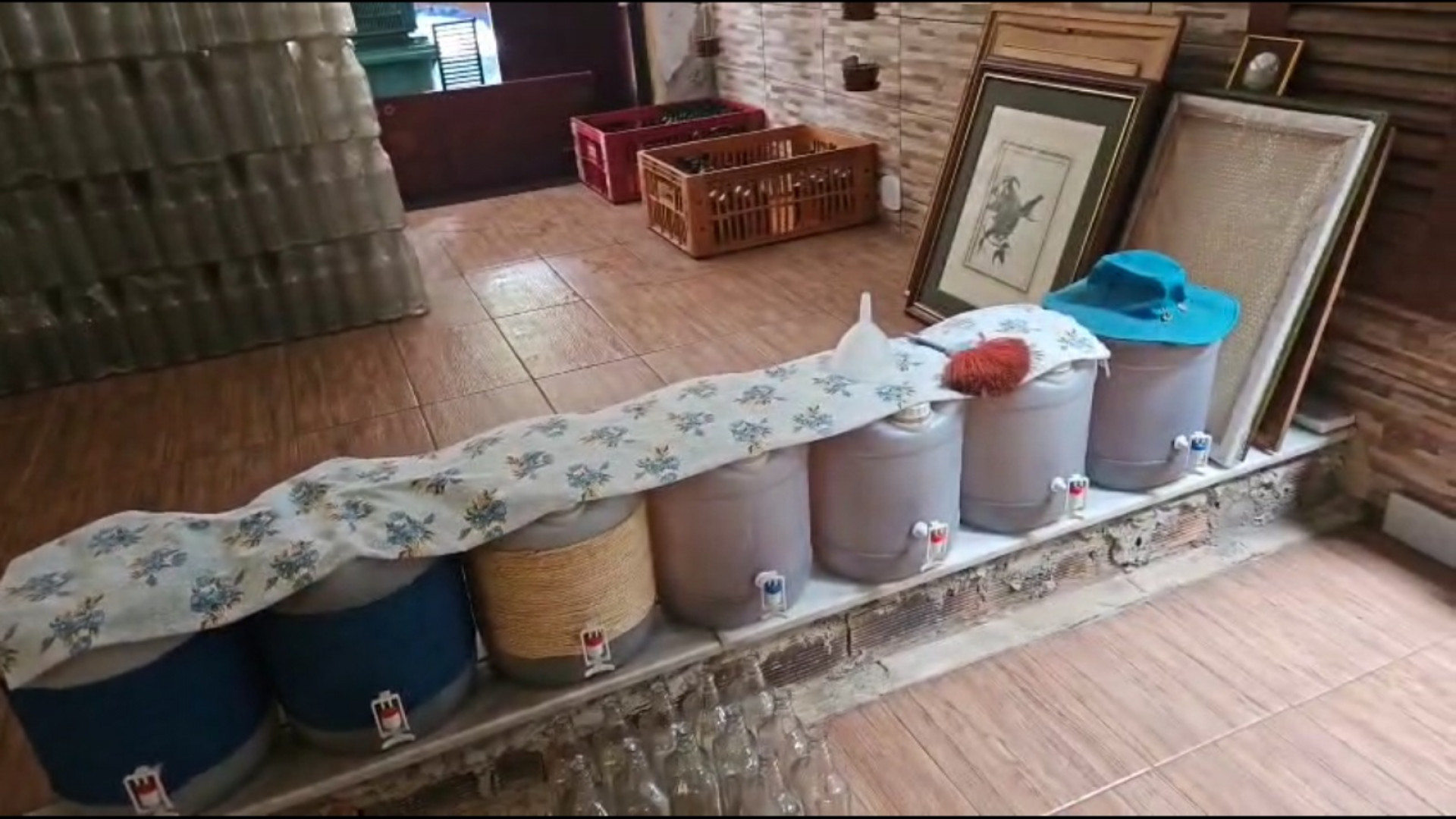 Agentes apreenderam embalagens de bebidas em depósitos na Zona Norte e Baixada Fluminense - Reprodução