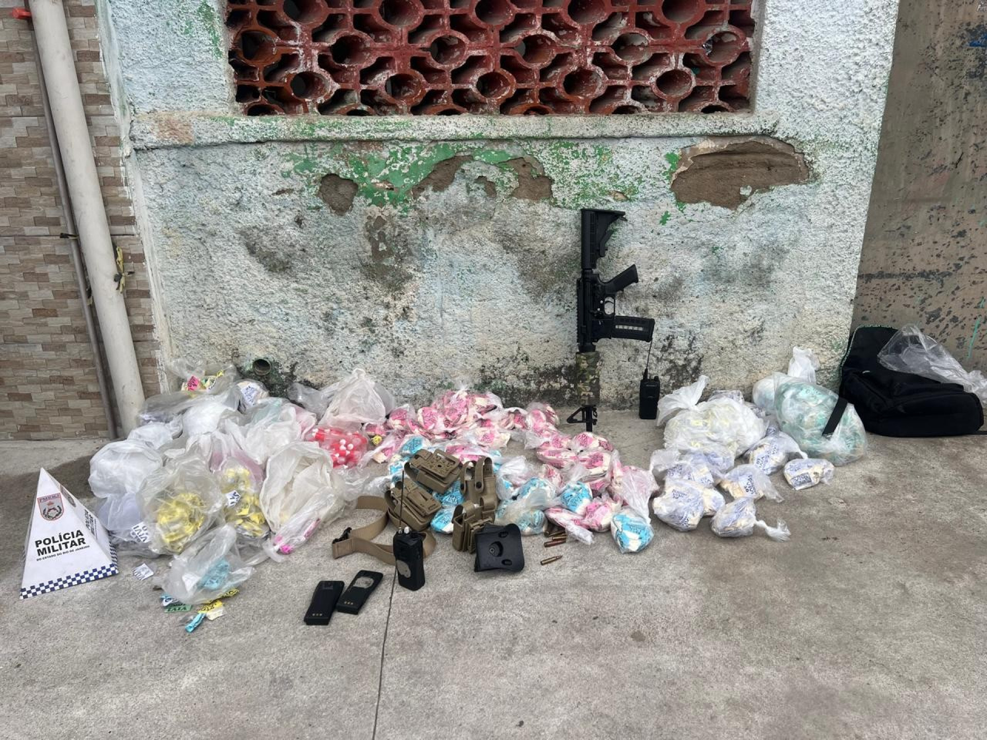 Material apreendido pelos policiais militares - Reprodu&ccedil;&atilde;o