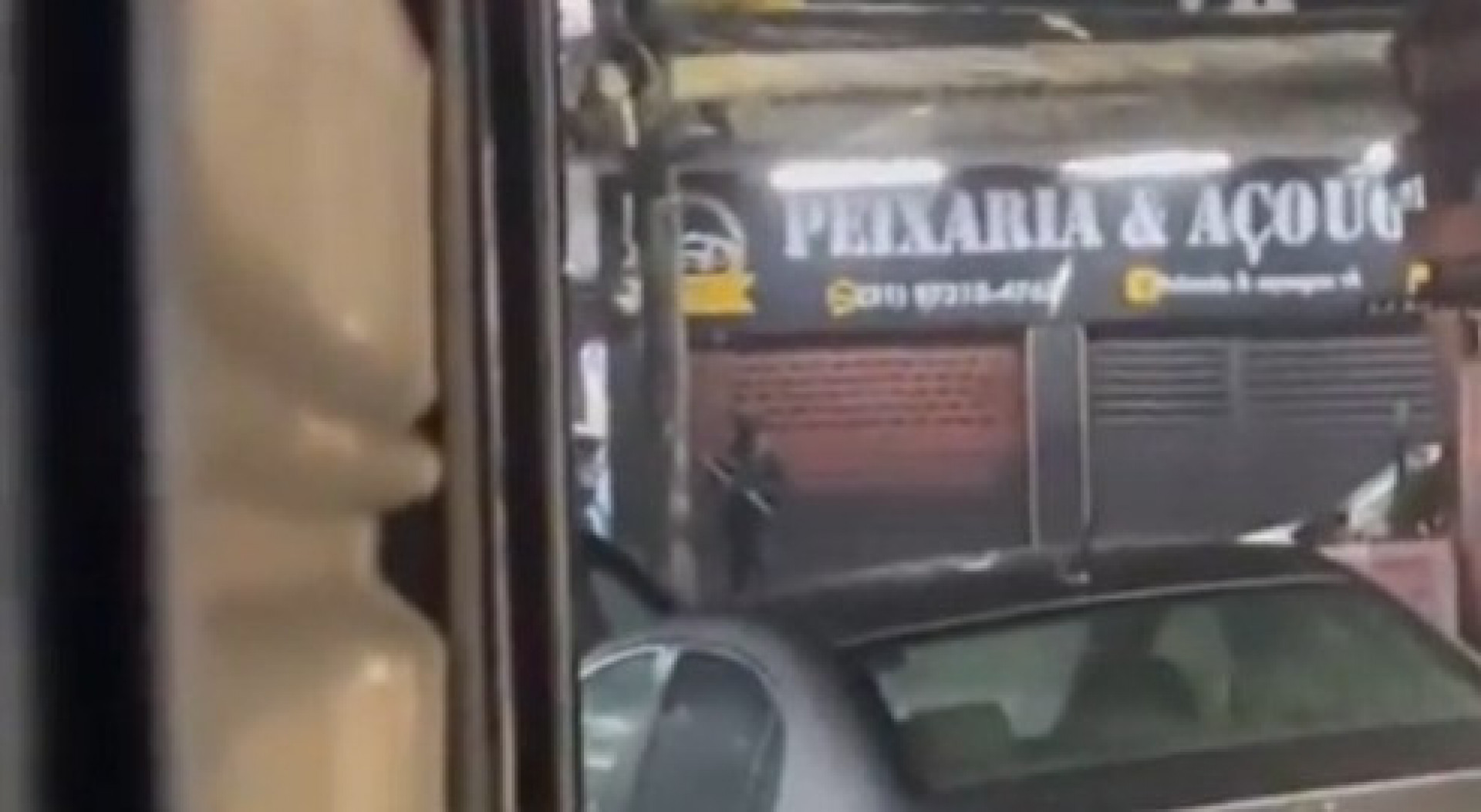 Criminosos armados foram flagrados na Vila Kennedy durante noite de confrontos