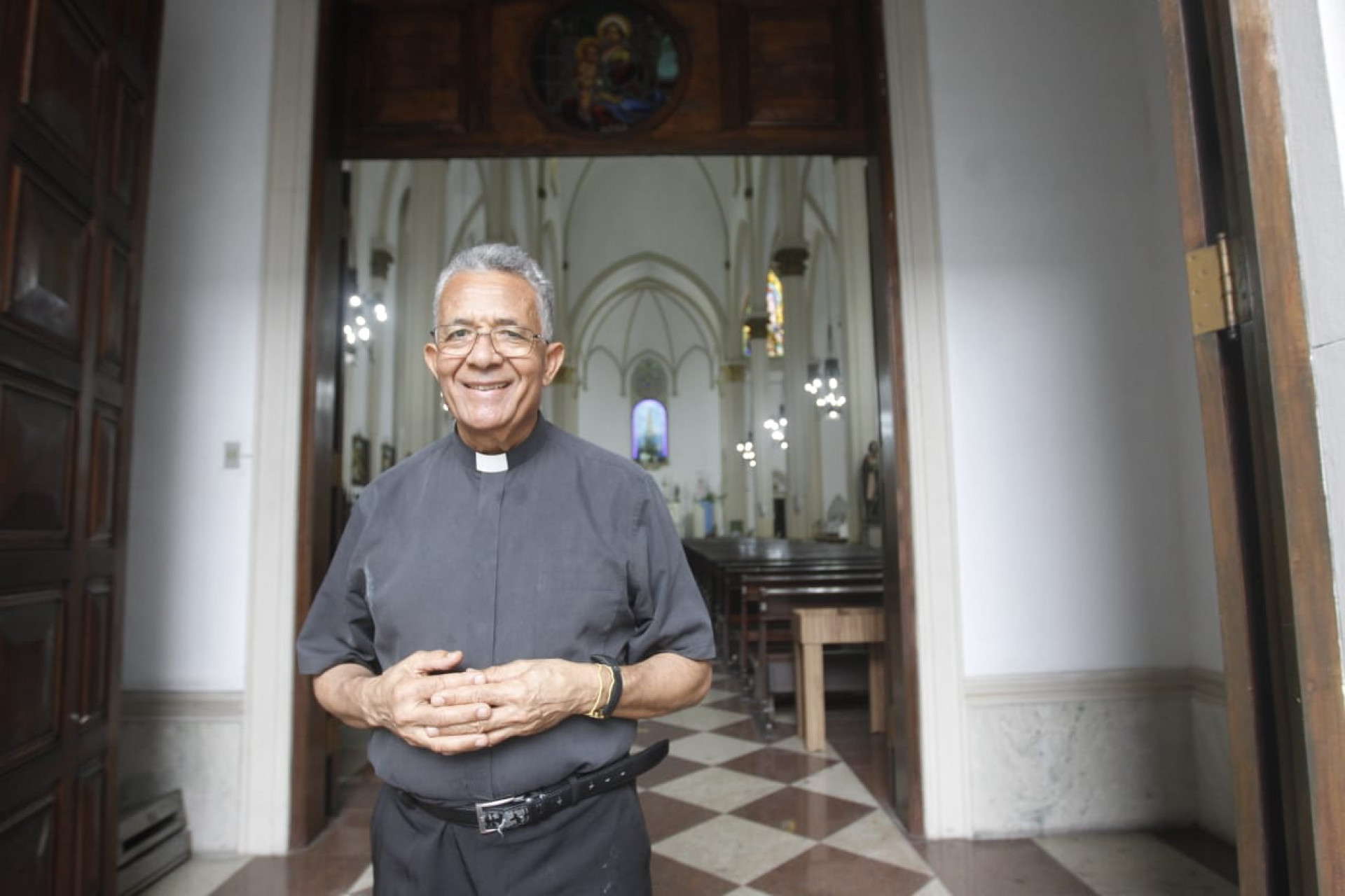 Padre José Martins está à frente da Igreja de Nossa Senhora de Fátima há oito anos - Reginaldo Pimenta / Agência O Dia