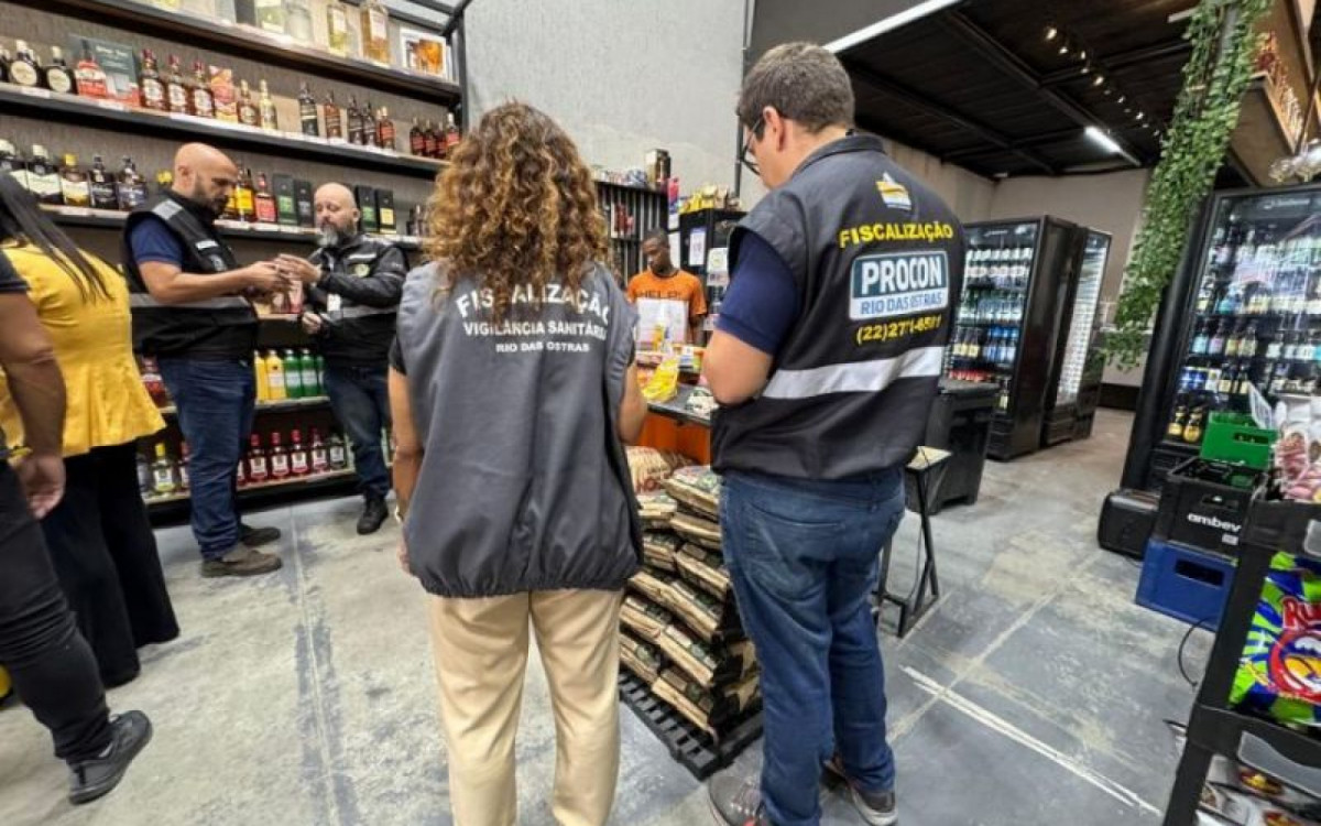 Fiscais de Rio das Ostras em ação conjunta para recolher bebidas suspeitas de adulteração em bares e depósitos da cidade
