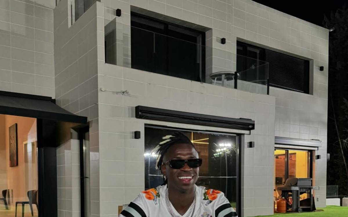 Mans&atilde;o de Vini Jr. pega fogo ap&oacute;s pane el&eacute;trica na sauna