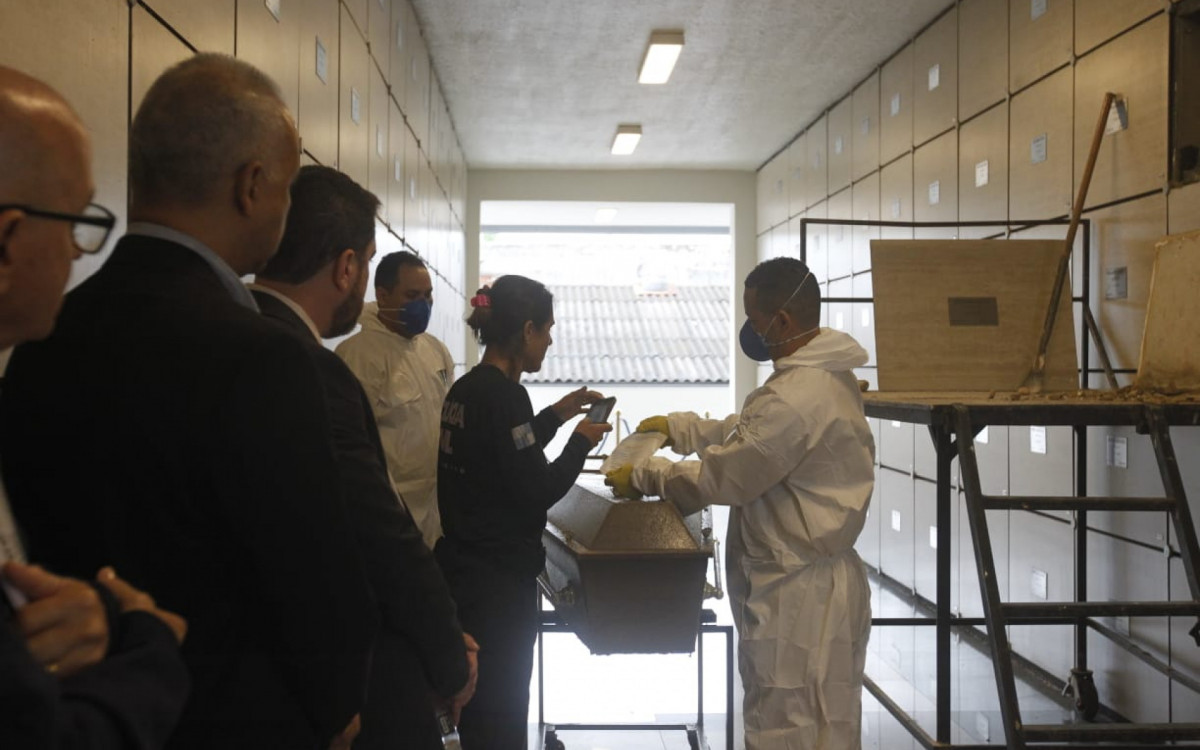 Pol&iacute;cia Civil realiza exuma&ccedil;&atilde;o de corpo de Neil Corr&ecirc;a da Silva no Cemit&eacute;rio Memorial do Rio