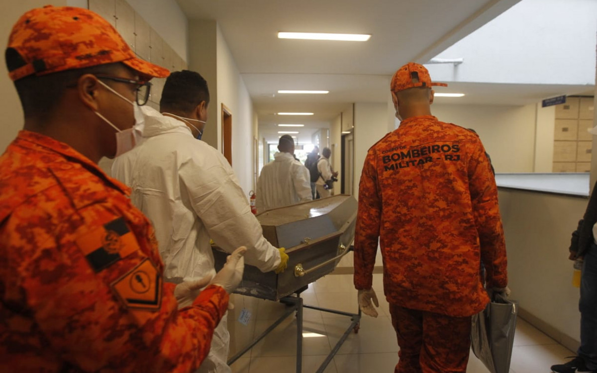 Pol&iacute;cia Civil realiza exuma&ccedil;&atilde;o de corpo de Neil Corr&ecirc;a da Silva no Cemit&eacute;rio Memorial do Rio