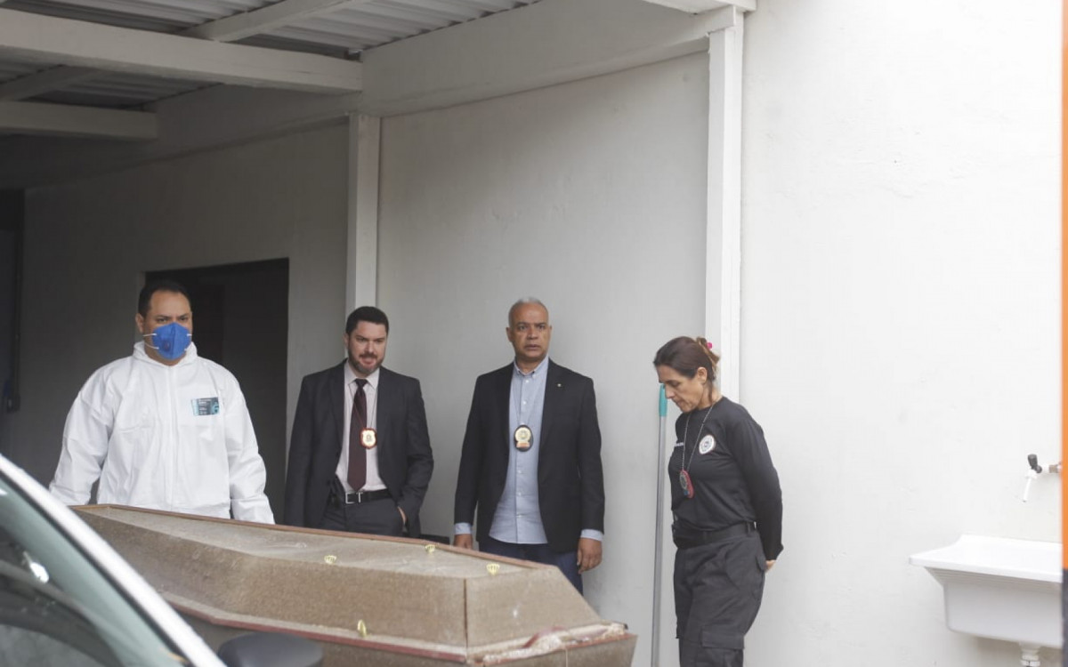 Pol&iacute;cia Civil realiza exuma&ccedil;&atilde;o de corpo de Neil Corr&ecirc;a da Silva no Cemit&eacute;rio Memorial do Rio