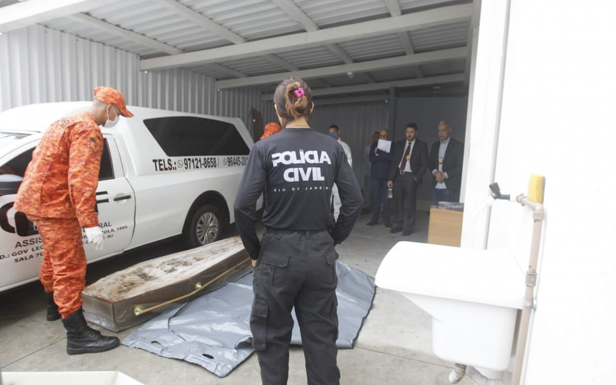 Pol&iacute;cia Civil realiza exuma&ccedil;&atilde;o de corpo de Neil Corr&ecirc;a da Silva no Cemit&eacute;rio Memorial do Rio