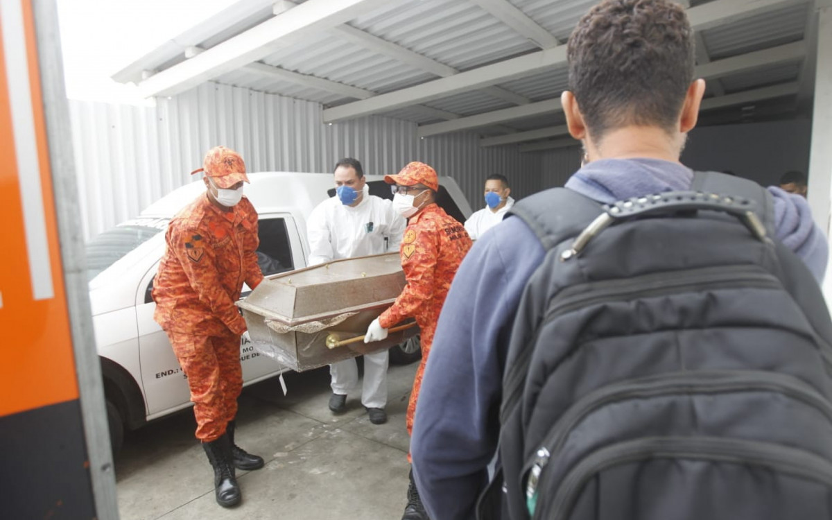 Pol&iacute;cia Civil realiza exuma&ccedil;&atilde;o de corpo de Neil Corr&ecirc;a da Silva no Cemit&eacute;rio Memorial do Rio