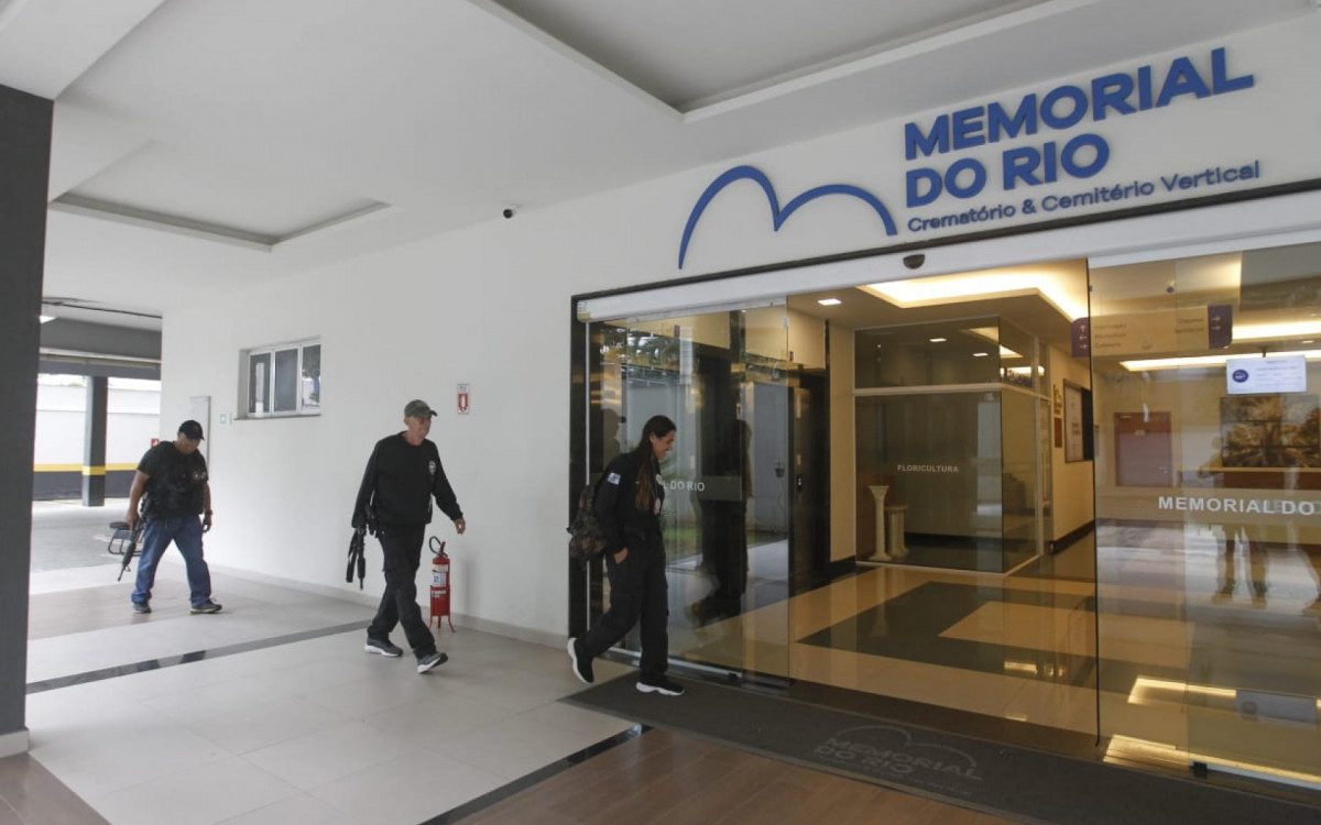 Policiais civis foram ao Cemitério Memorial do Rio para exumar corpo de idoso