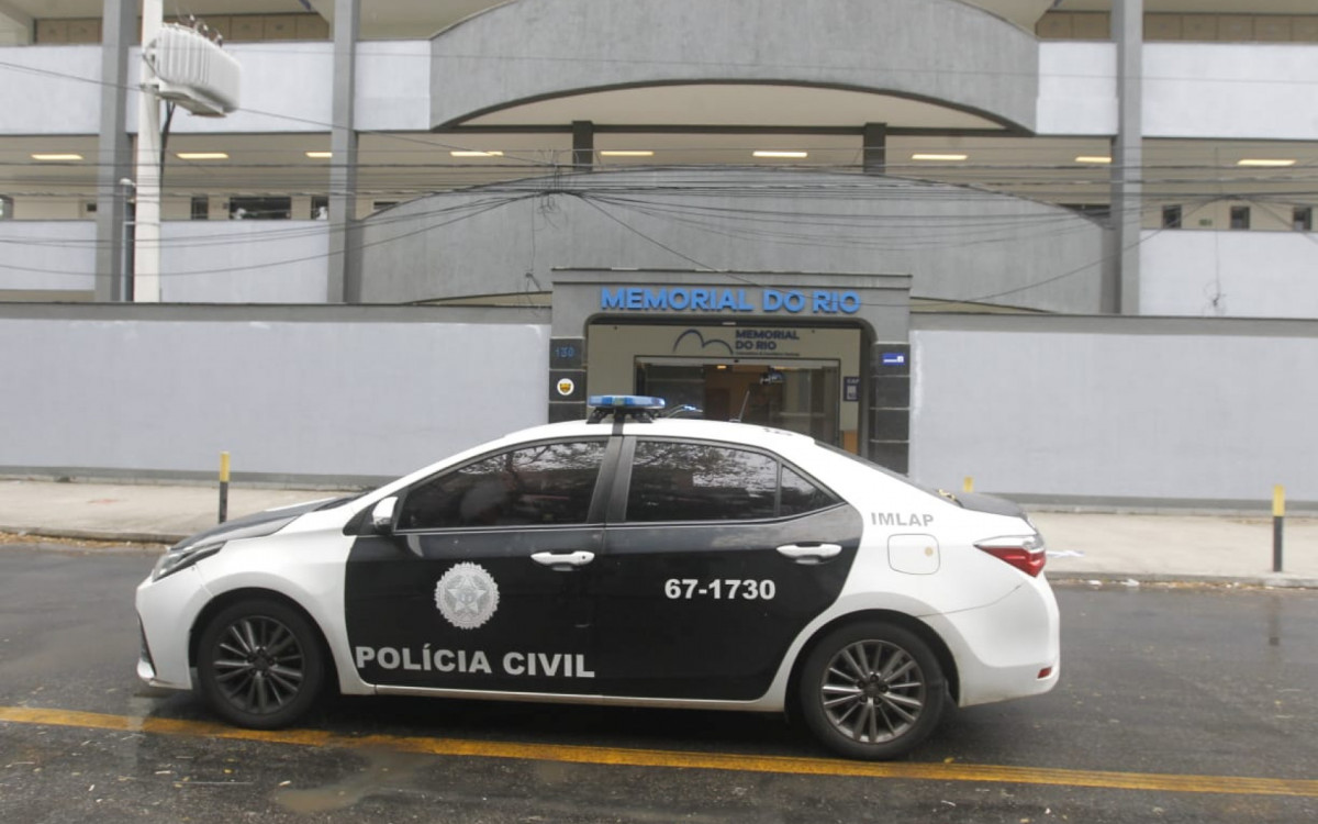 Policiais civis foram ao Cemitério Memorial do Rio para exumar corpo de idoso