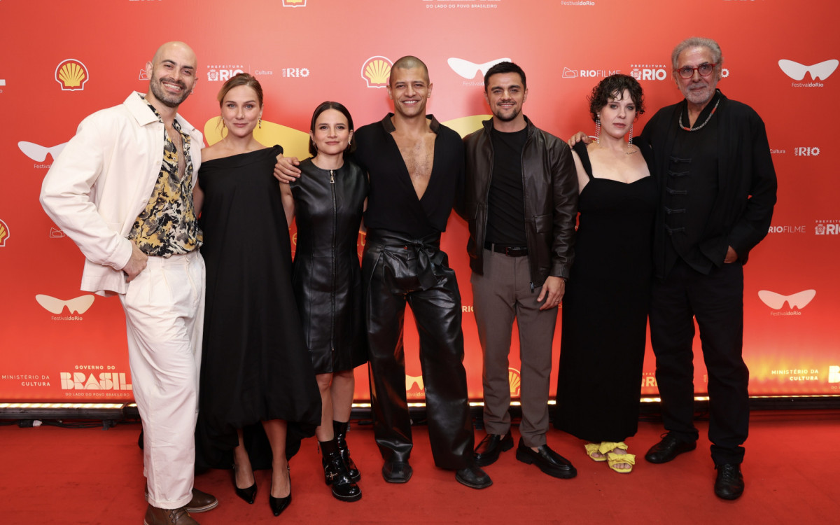 Lucas Oradovschi, Carol Garcia, Bianca Comparato, Kelner Macêdo, Felipe Simas e Anselmo Vasconcellos na pré-estreia da minissérie 'Tremembé'