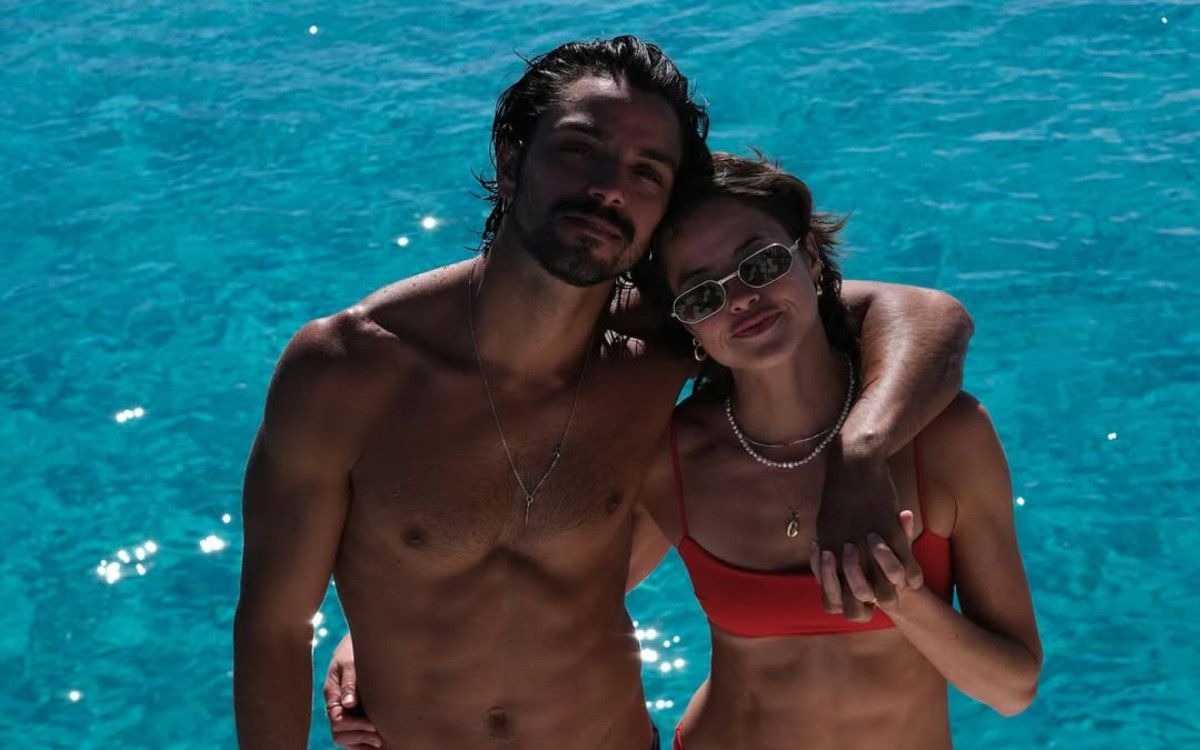 Agatha Moreira e Rodrigo Simas aproveitam dia de praia na It&aacute;lia
