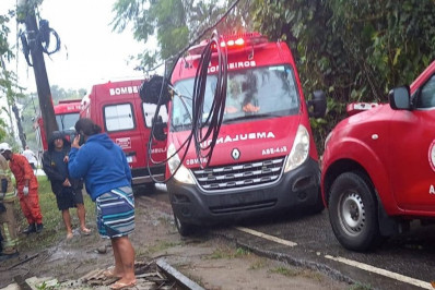 Três adolescentes e uma mulher ficam feridos após carro colidir com ponto de ônibus