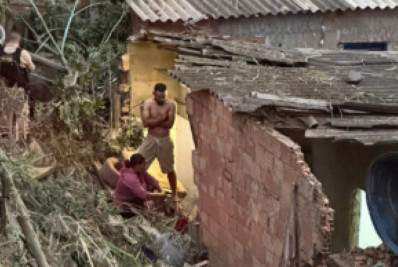 Motorista capota carro durante perseguição policial e cai sobre quatro casas em BH