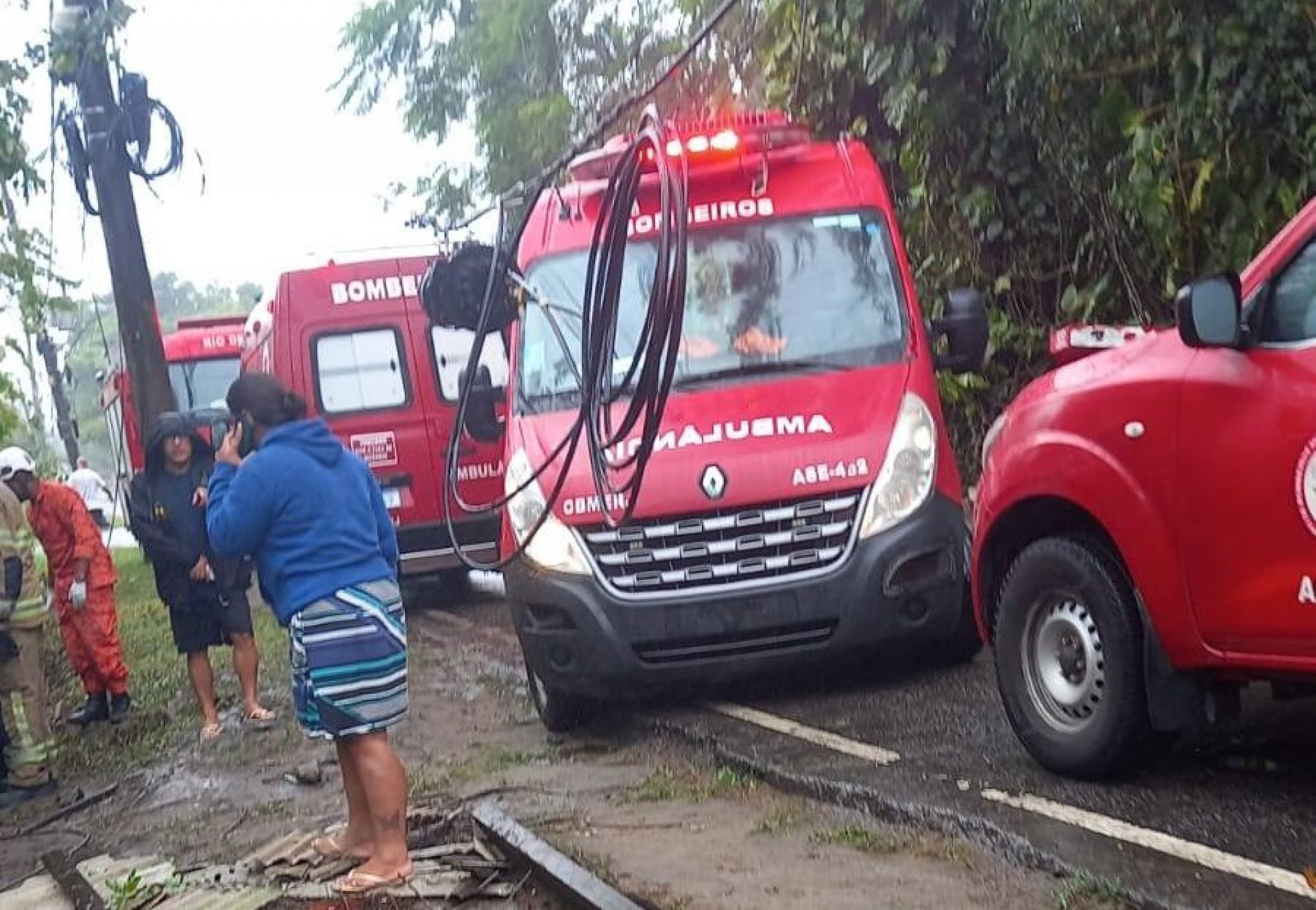 Bombeiros prestaram socorro às vítimas de acidente em Barra de Guaratiba - Reprodução / Redes Sociais