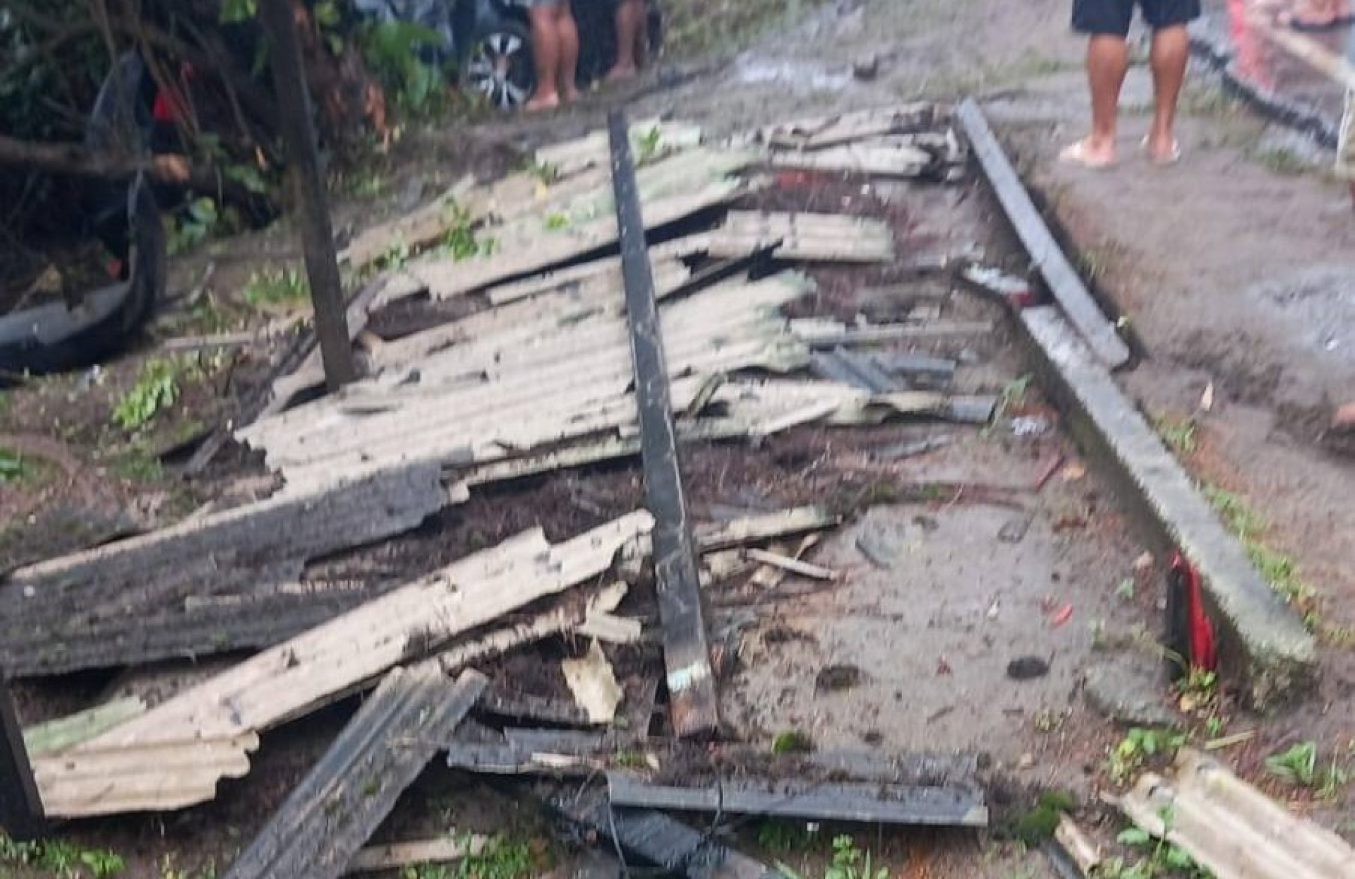 Ponto de &ocirc;nibus na Estrada Roberto Burle Marx ficou destru&iacute;do  - Reprodu&ccedil;&atilde;o / Redes Sociais