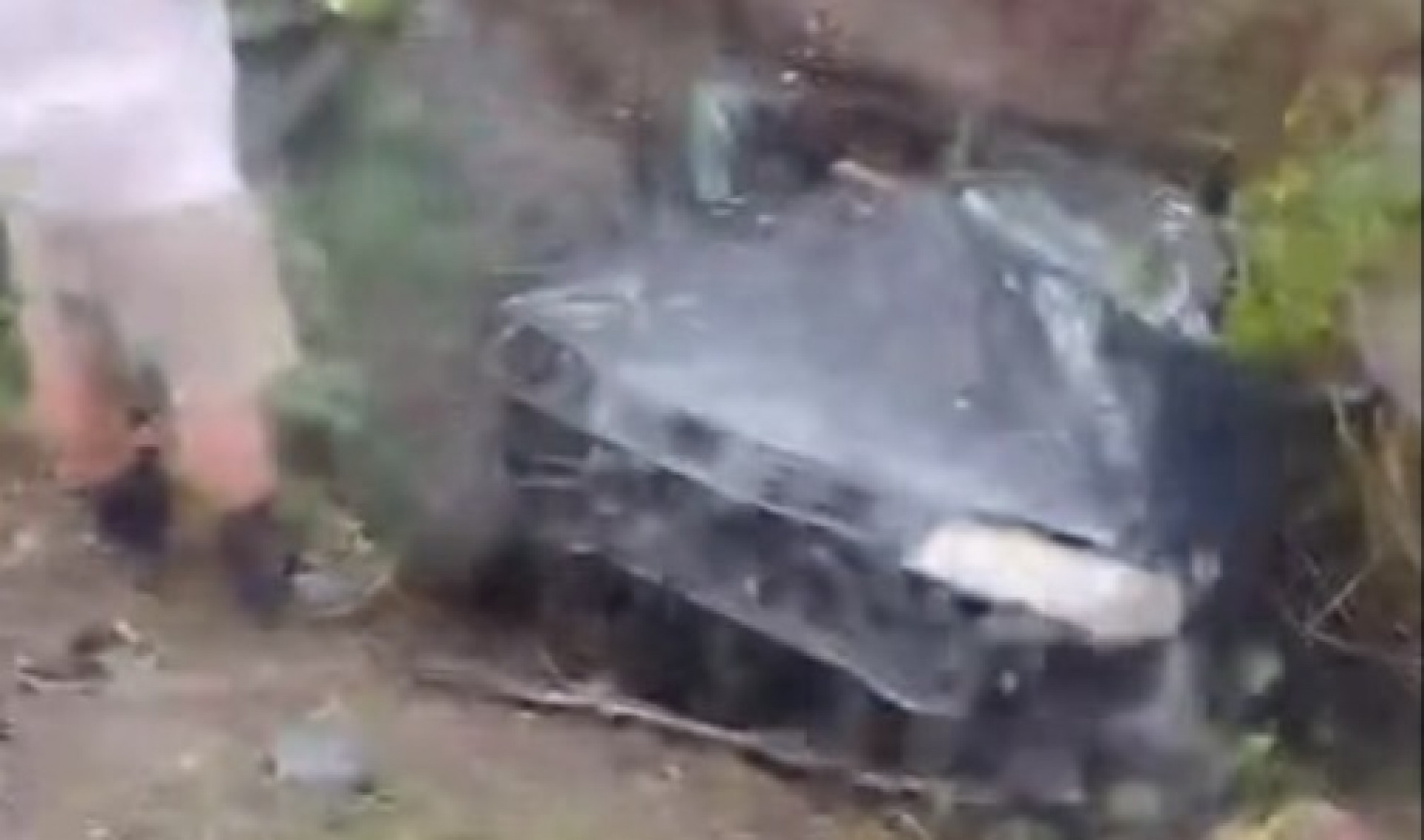 Carro perdeu controle e colidiu com ponto de &ocirc;nibus na Estrada Roberto Burle Marx - Reprodu&ccedil;&atilde;o / Redes Sociais