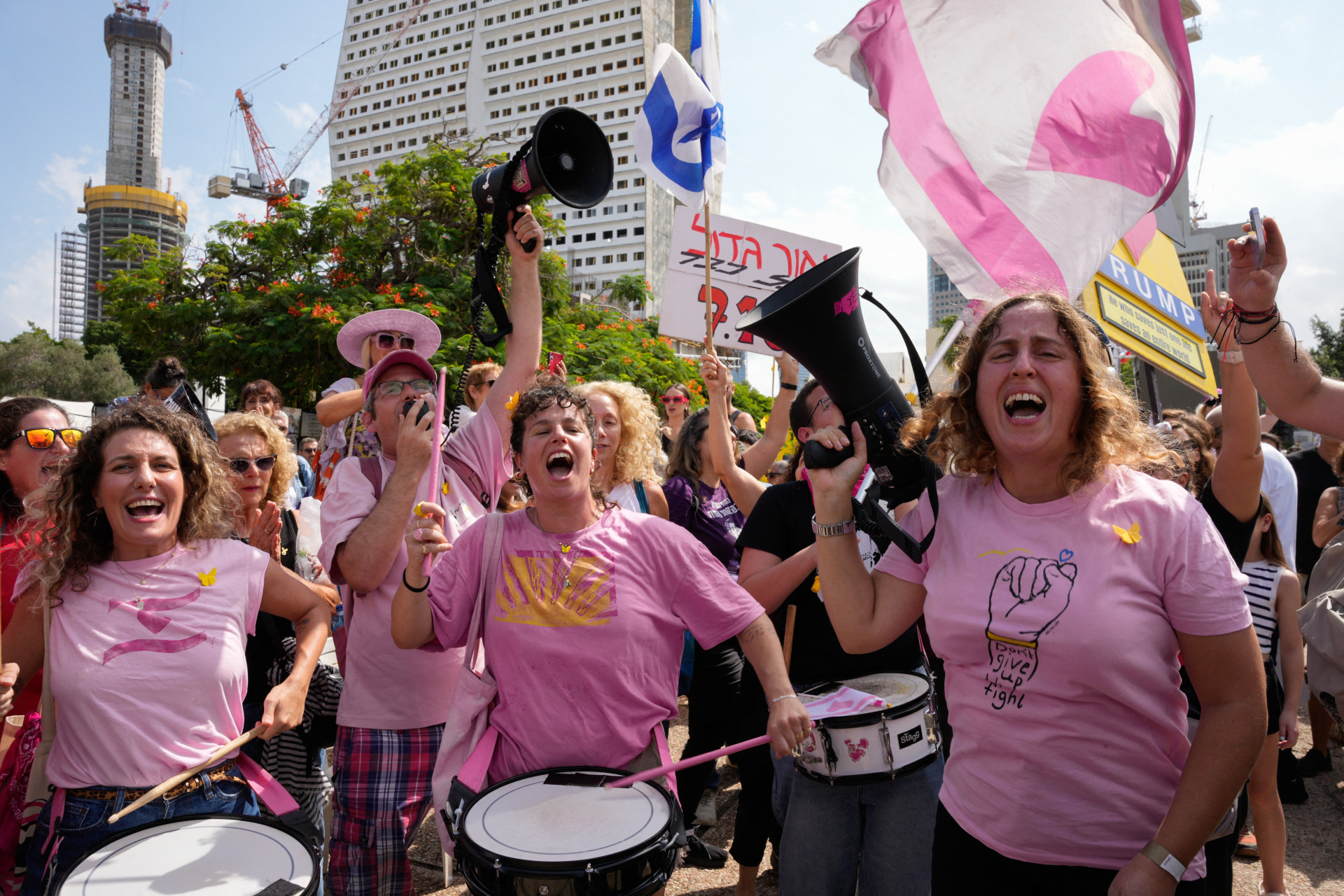 Pessoas comemoram na Praça dos Reféns, em Tel Aviv, Israel - Maya Levin / AFP