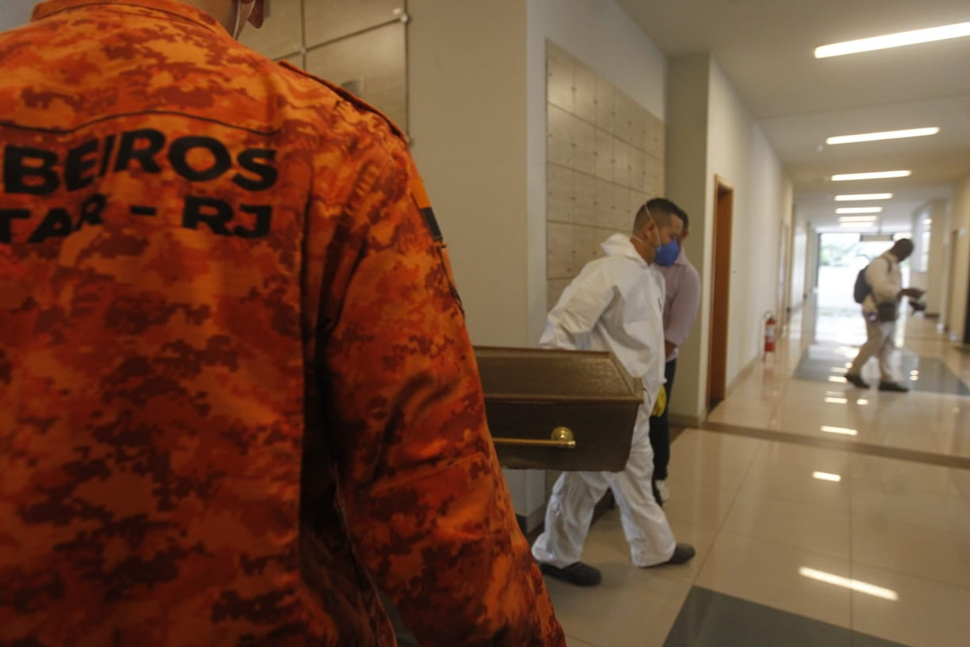 Polícia Civil realiza exumação de corpo de Neil Corrêa da Silva no Cemitério Memorial do Rio - Reginaldo Pimenta / Agência O Dia