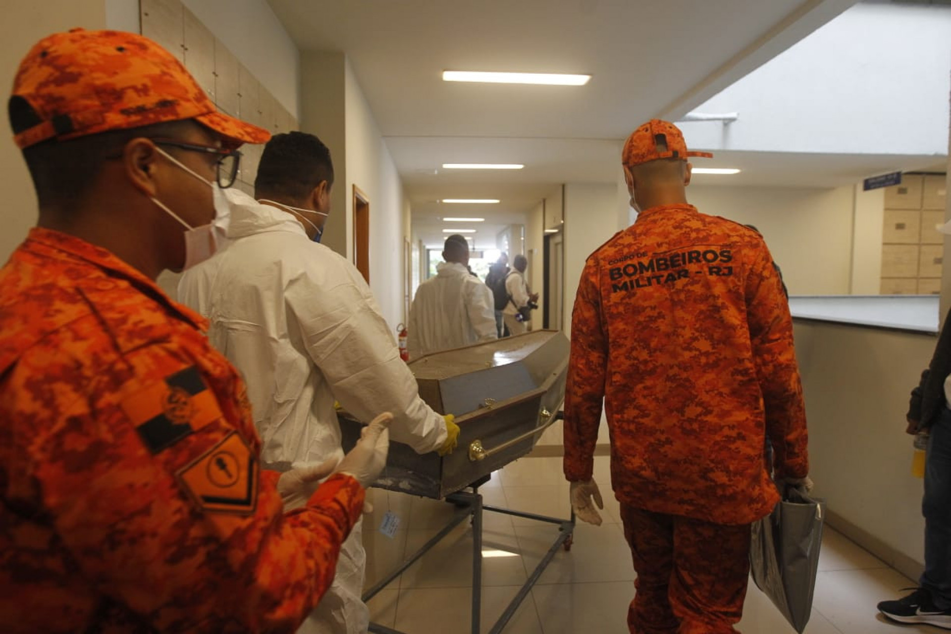 Polícia Civil realiza exumação de corpo de Neil Corrêa da Silva no Cemitério Memorial do Rio - Reginaldo Pimenta / Agência O Dia