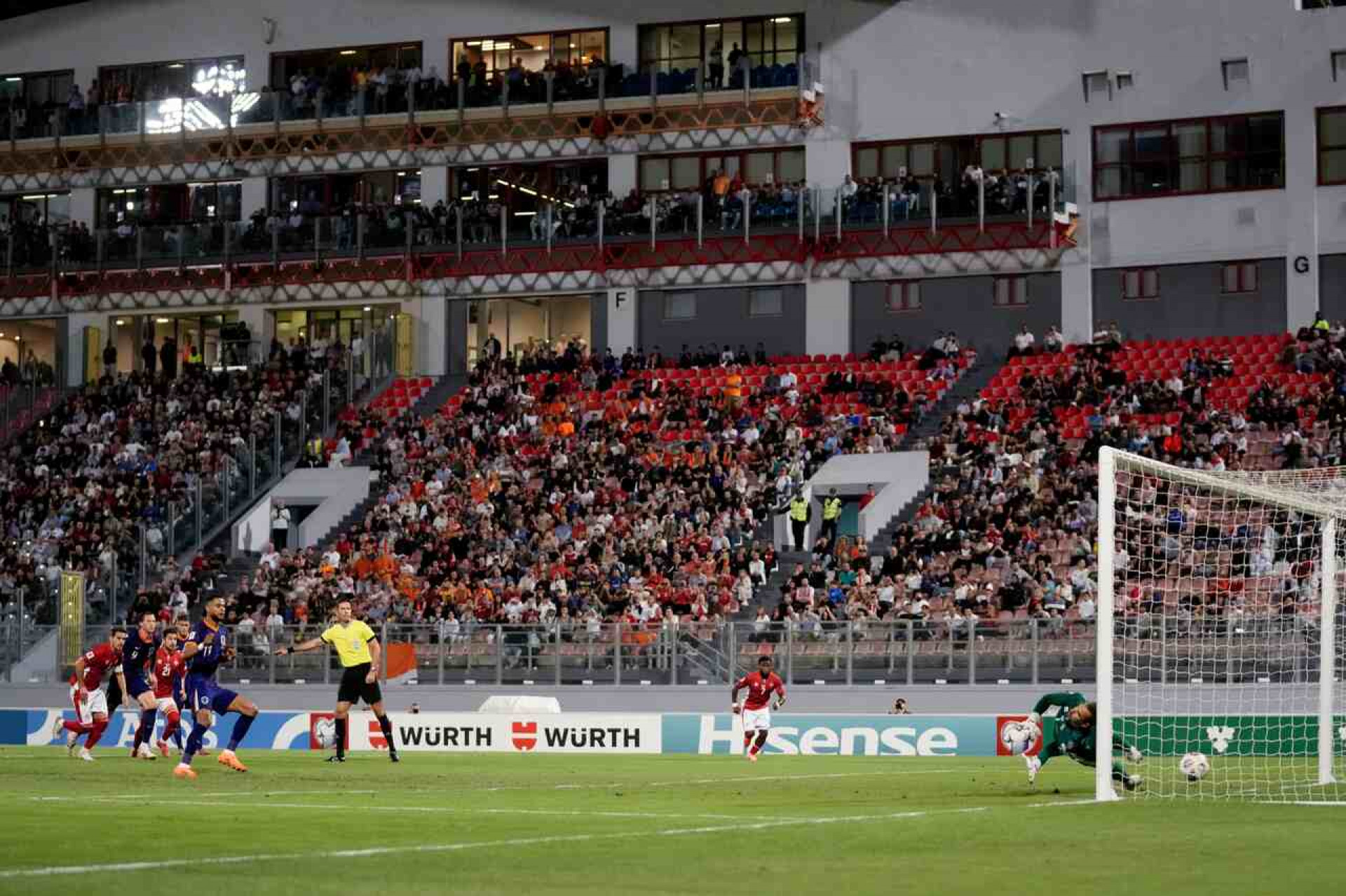 Holanda vence Malta com gol de Memphis Depay e mant&eacute;m lideran&ccedil;a nas Eliminat&oacute;rias