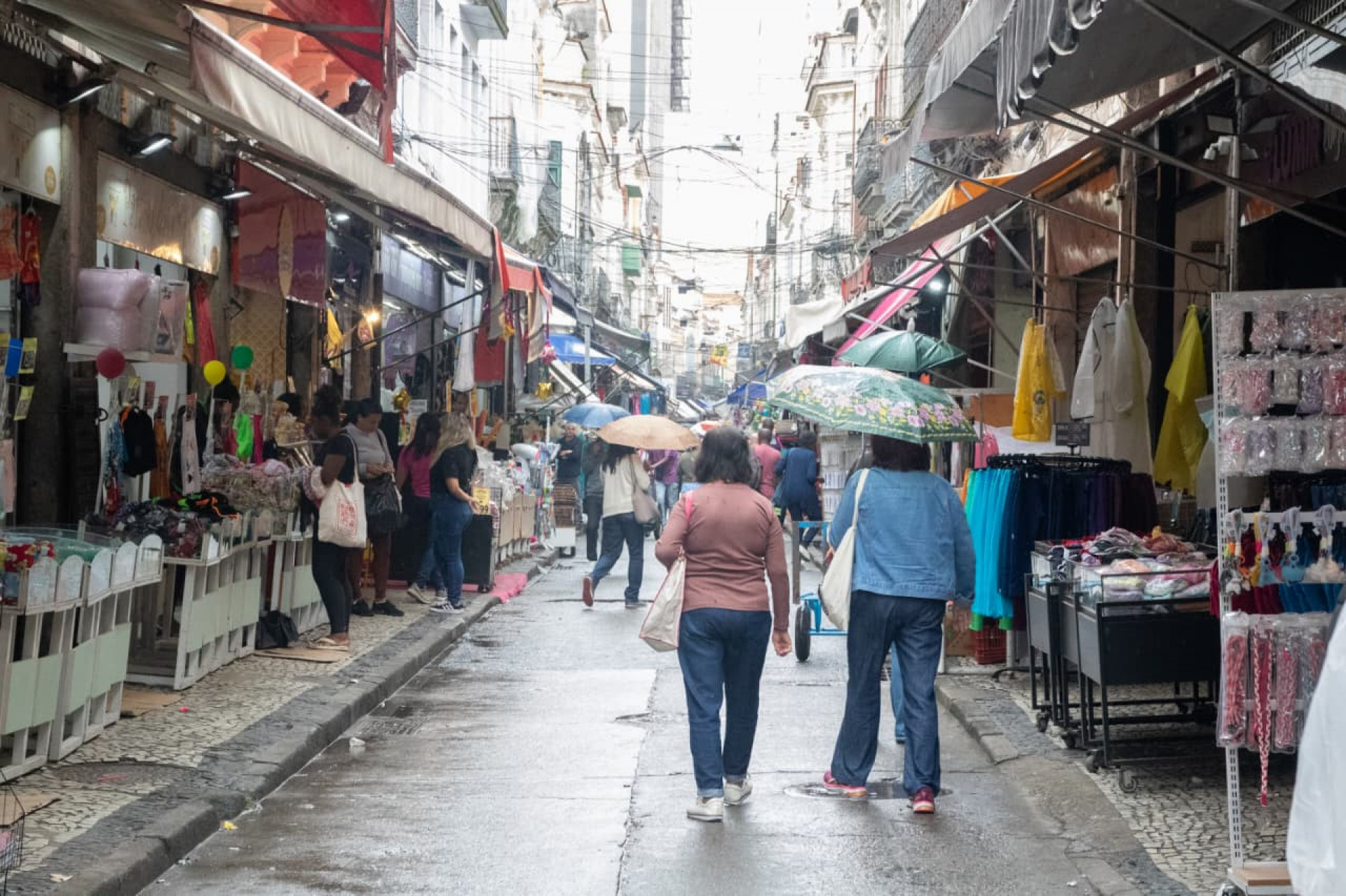 Frente fria não impediu os cariocas de irem para a Saara - Érica Martin / Agência O Dia