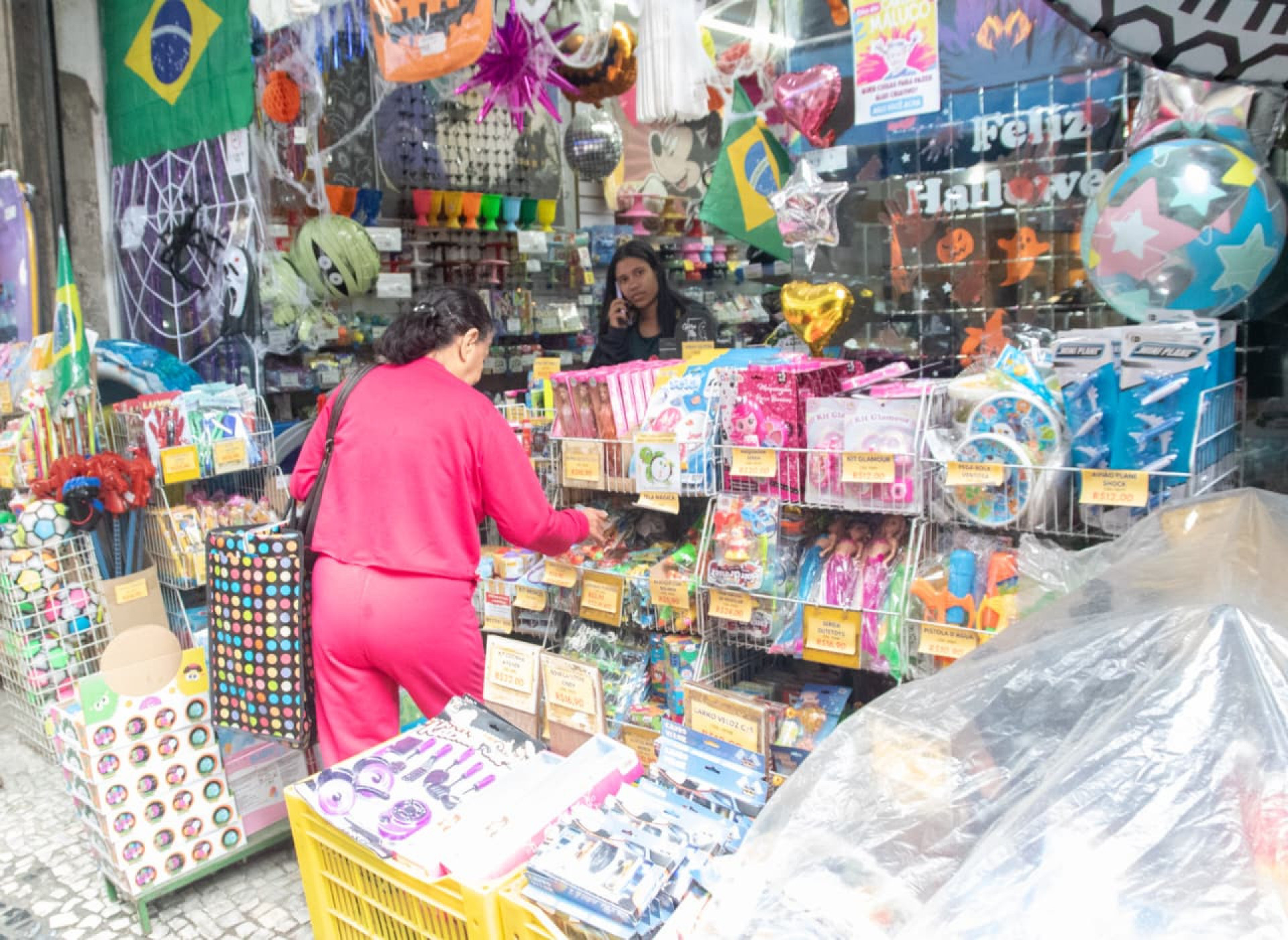 Frente fria não impediu os cariocas de irem para a Saara - Érica Martin / Agência O Dia