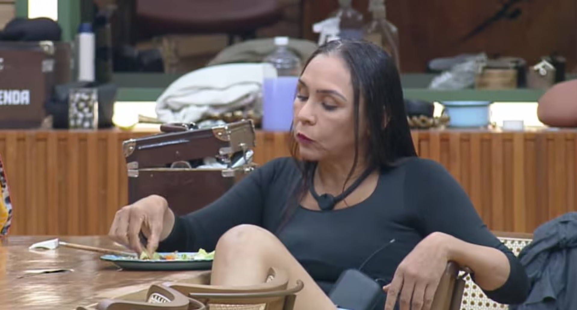 Yoná Sousa jogou comida no chão após embates na sede  - Reprodução/RecordPlus