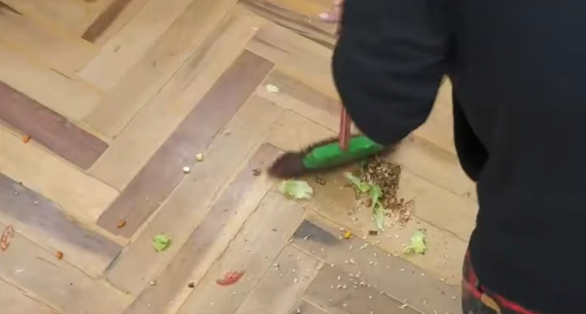 Peões limparam bagunça deixada por Yoná na cozinha  - Reprodução/RecordPlus