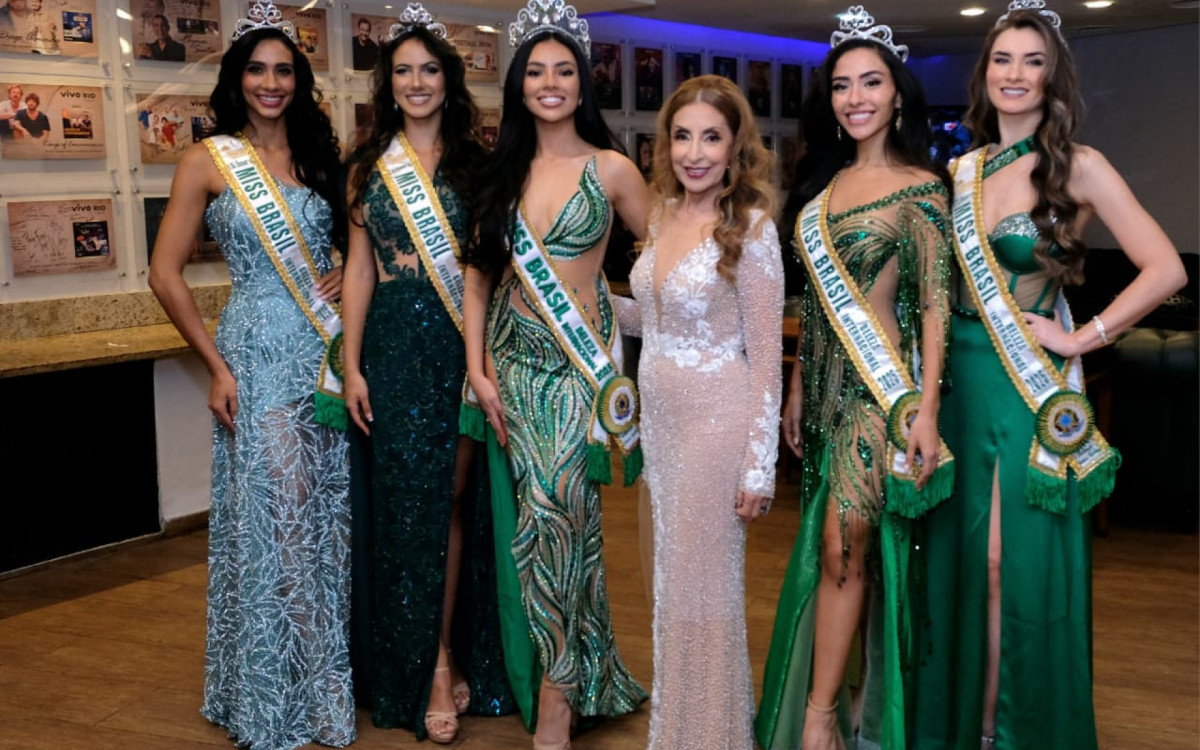 Susana Cardoso (ao centro), diretora do concurso, posa entre as misses
