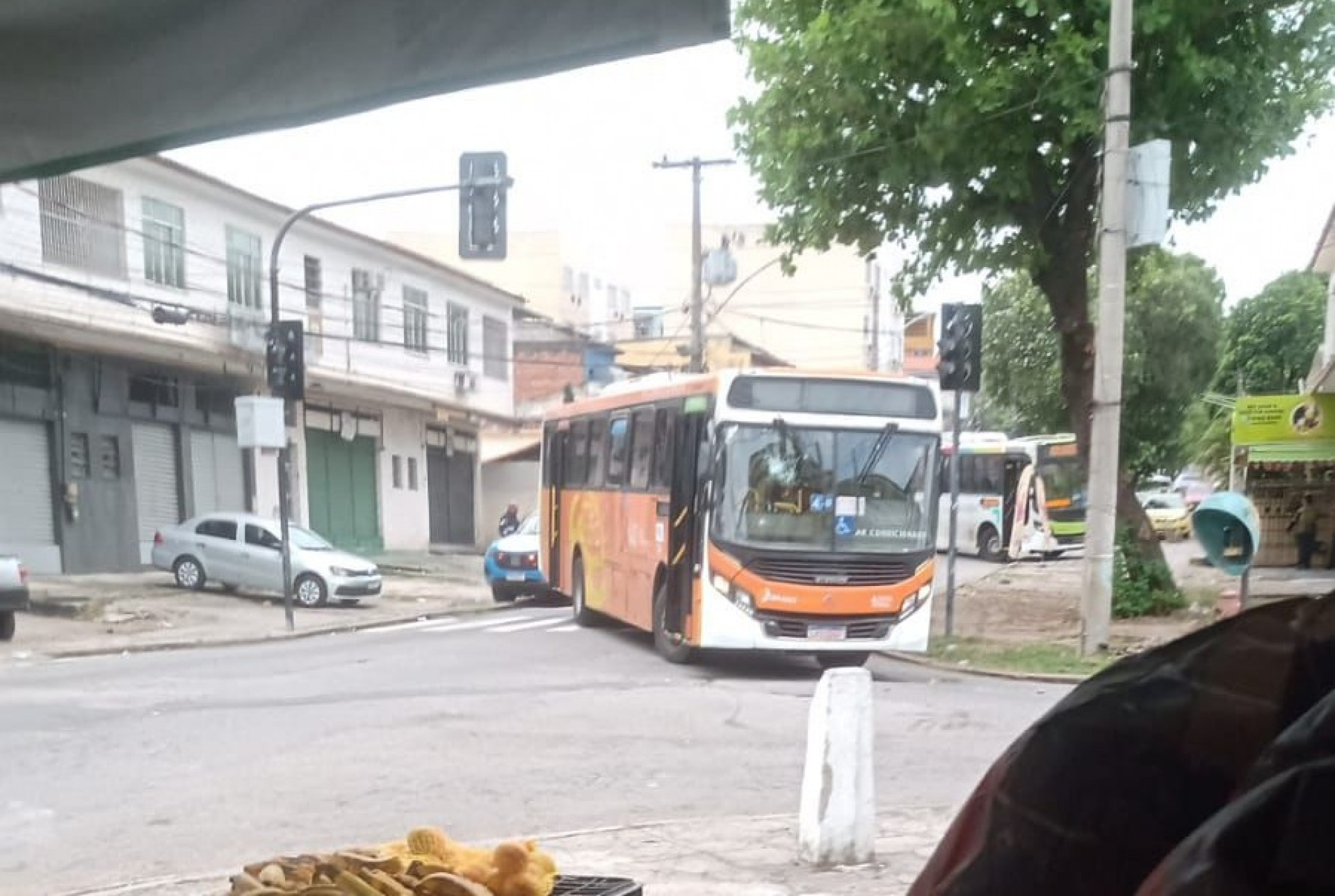 Um dos ônibus usados por criminosos como barricada na região da comunidade do Quitungo - Reprodução