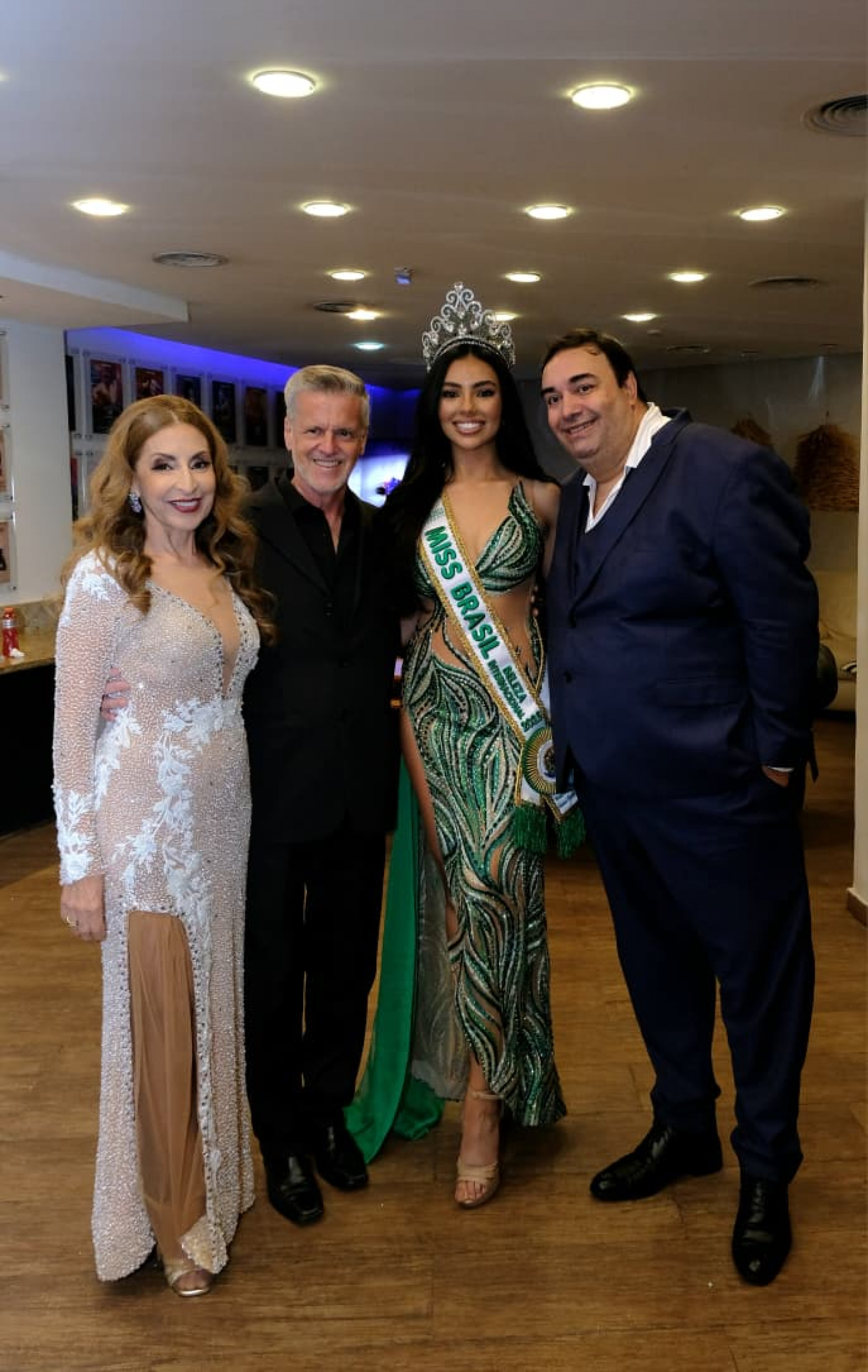 Os idealizadores do concurso: Susana Cardoso, Boanerges Junior e Fabr&iacute;cio Granito escoltam a nova Miss Brasil Loraine Lumatelli - Divulga&ccedil;&atilde;o: Oficial Miss Brasil Beleza Universal