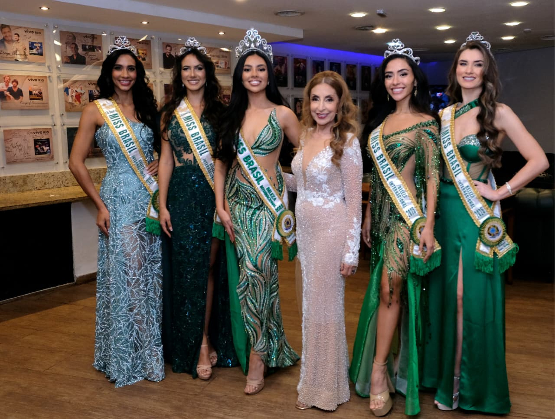 Susana Cardoso (ao centro), diretora do concurso, posa entre as misses - Divulga&ccedil;&atilde;o/Oficial Miss Brasil Beleza Universal