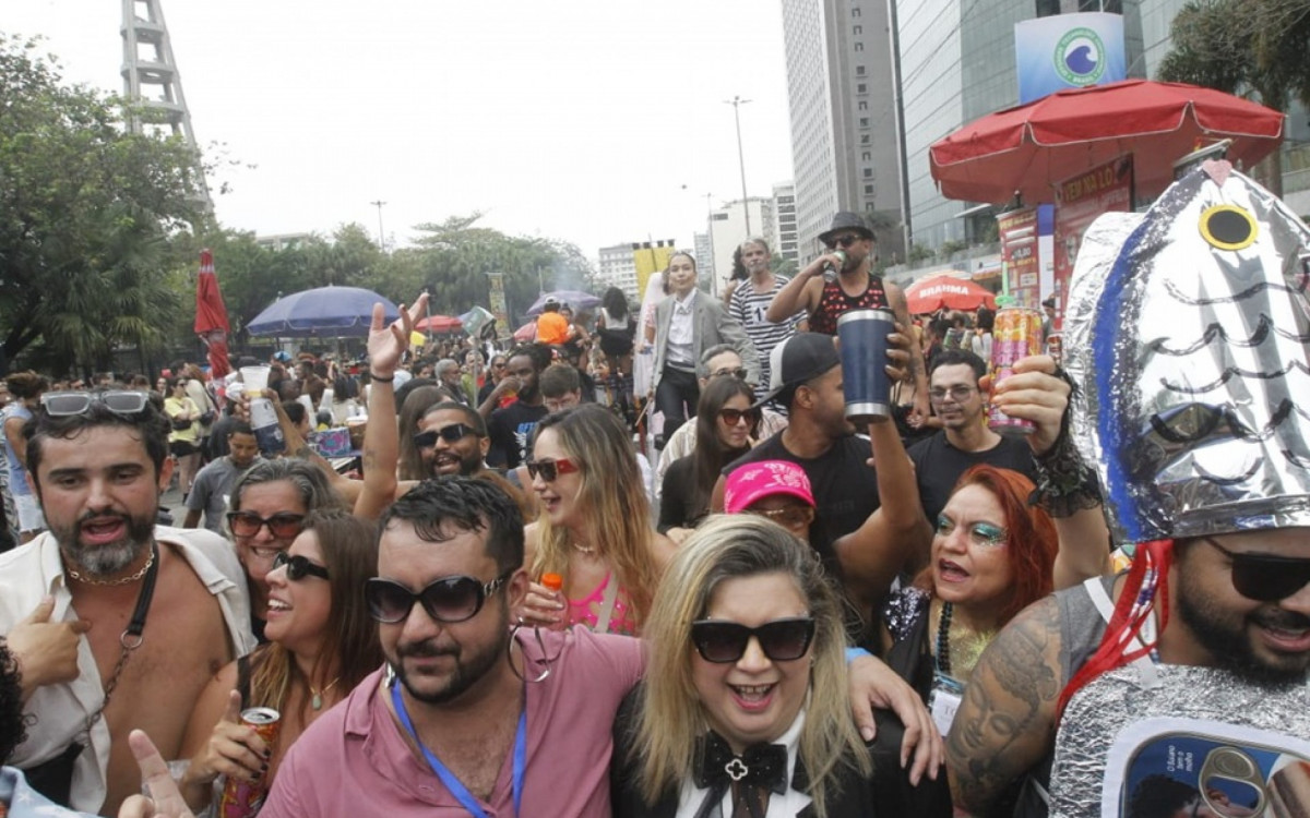 Foliões aproveitam bloco em homenagem ao \'Vale Tudo\'