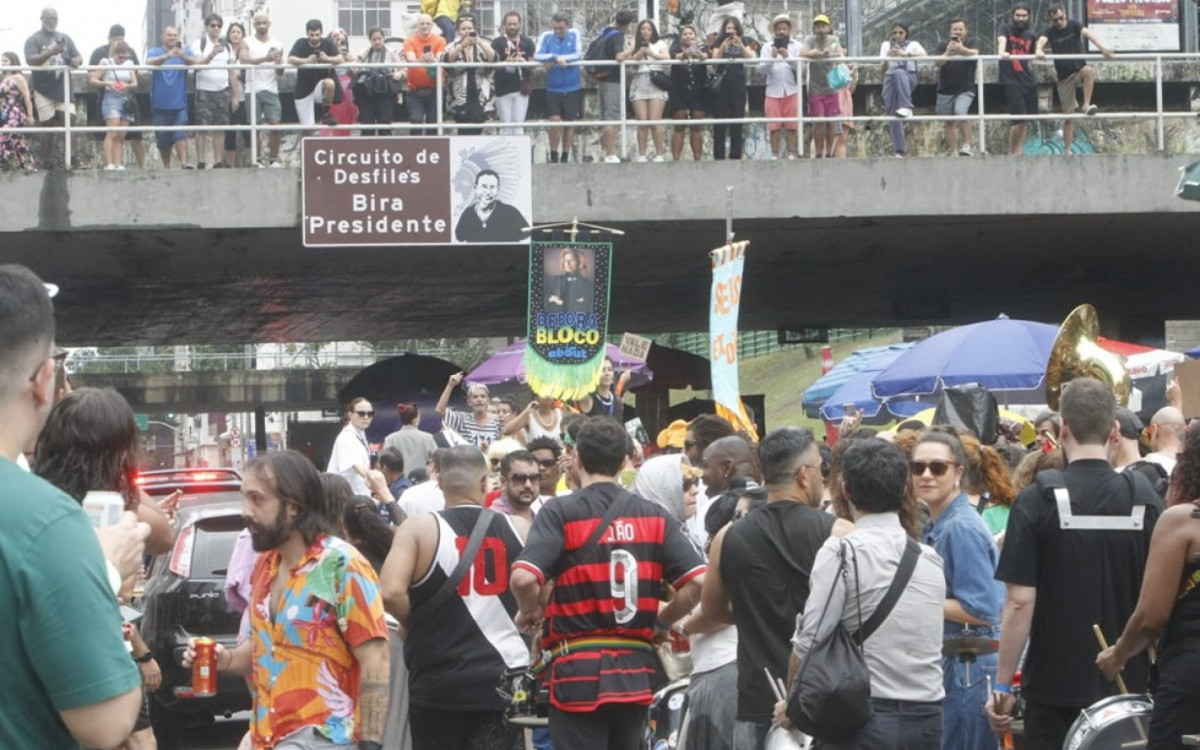 Foliões aproveitam bloco no Centro do Rio