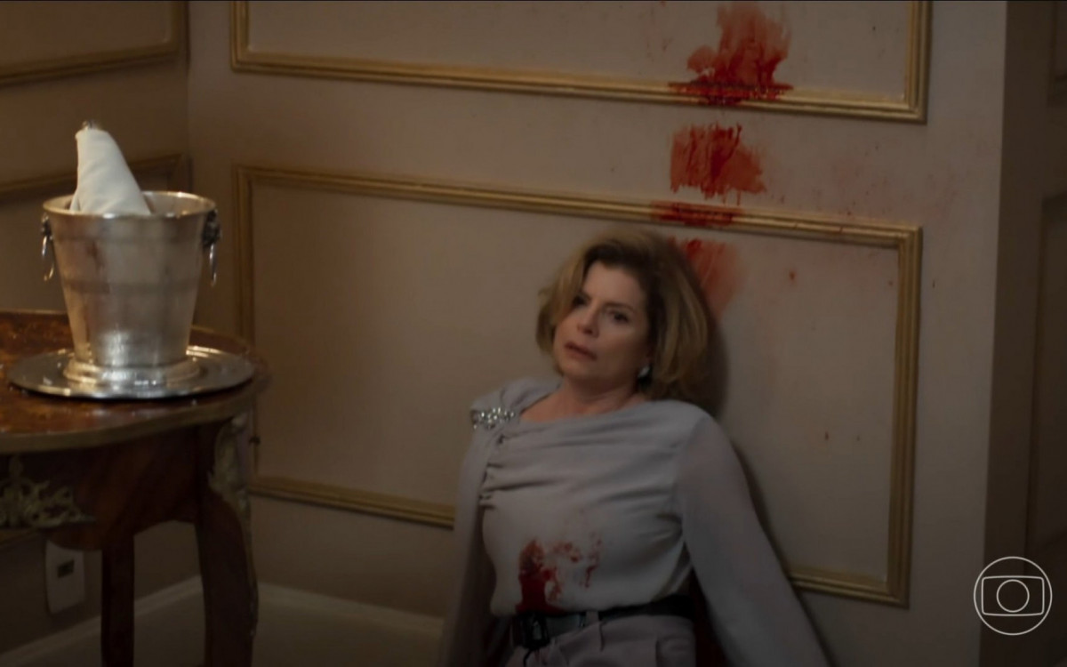 Odete Roitman (Debora Bloch) é assassinada na novela 'Vale Tudo', da TV Globo - Reprodução / X