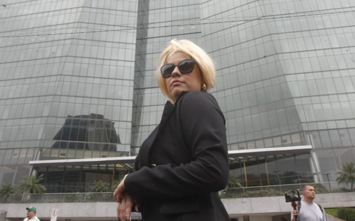 Isabela Bitencourt se veste de Odete Roitman para aproveitar o bloco