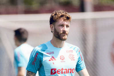 Flamengo prioriza a contratação de zagueiro canhoto para 2026