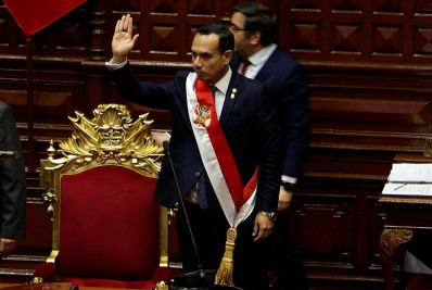 Após saída de Dina Boluarte, novo presidente do Peru lidera operações contra extorsão em prisões