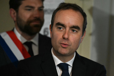 Primeiro-ministro recém-renomeado pede calma e admite que pode não durar no cargo na França