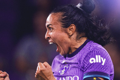 Vídeo: Marta faz gol olímpico em retorno de lesão e garante a vitória 