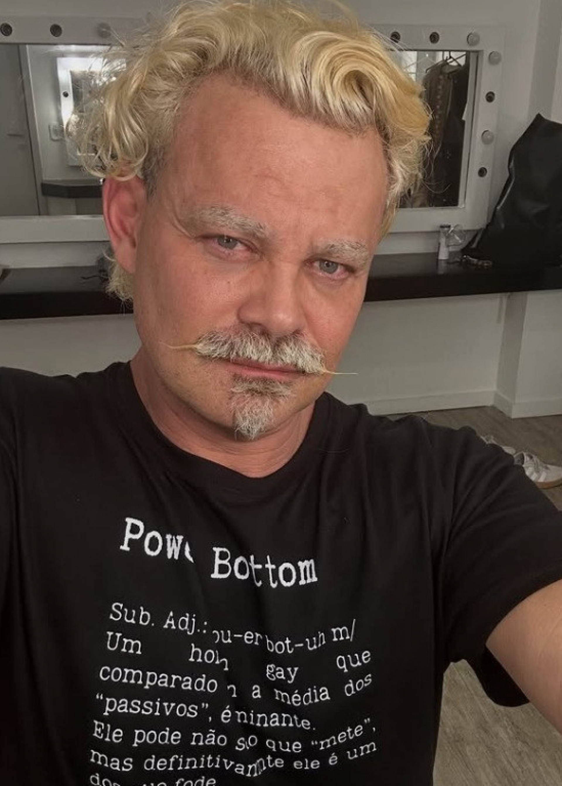 Carmo transformado para interpretar o Reverendo Paris em peça - Reprodução/Instagram