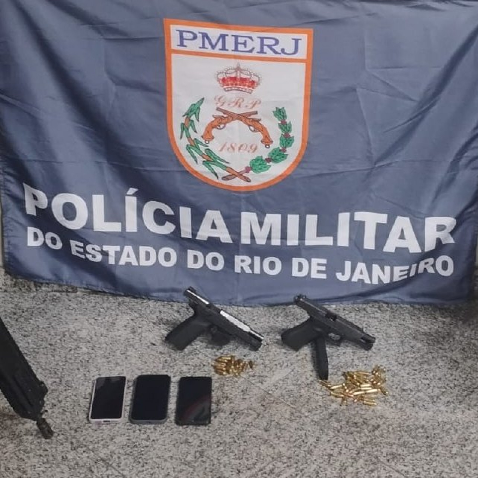 Duas armas e celulares também foram apreendidos 