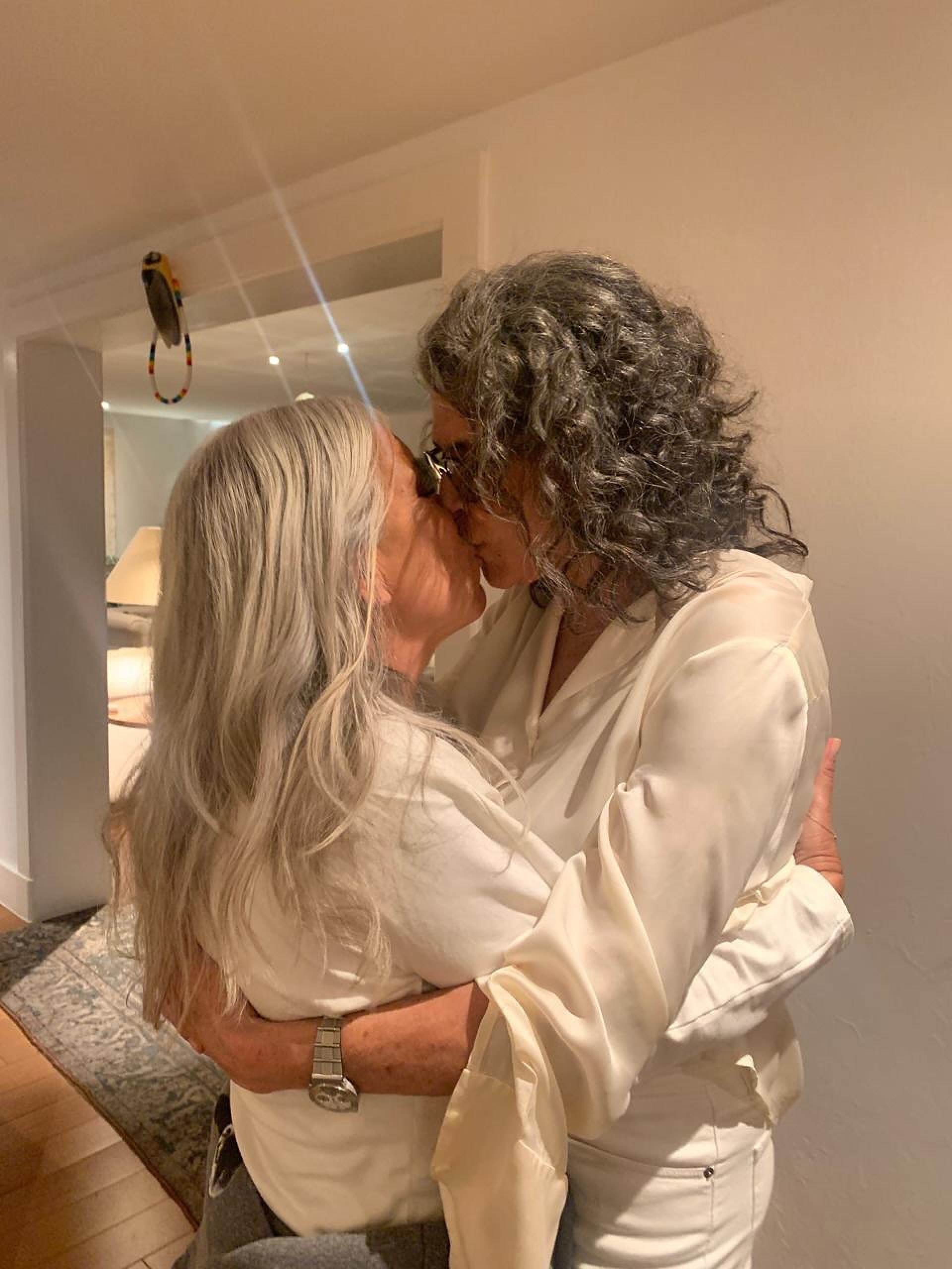 Astrid Fontenelle e Simone deram selinho em bastidores de entrevista - Reprodução/Instagram