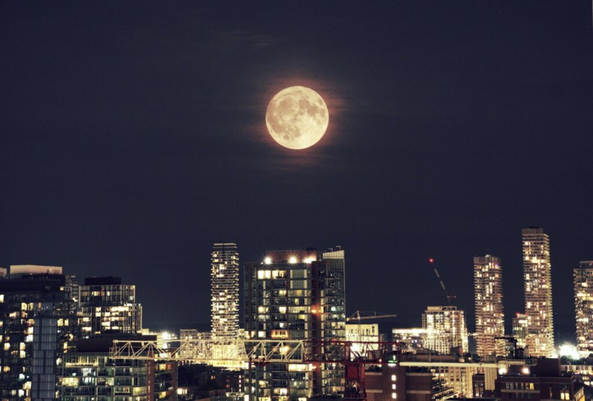 Superlua Cheia de outubro 2025 em Áries: como ver e o que isso sinaliza para você